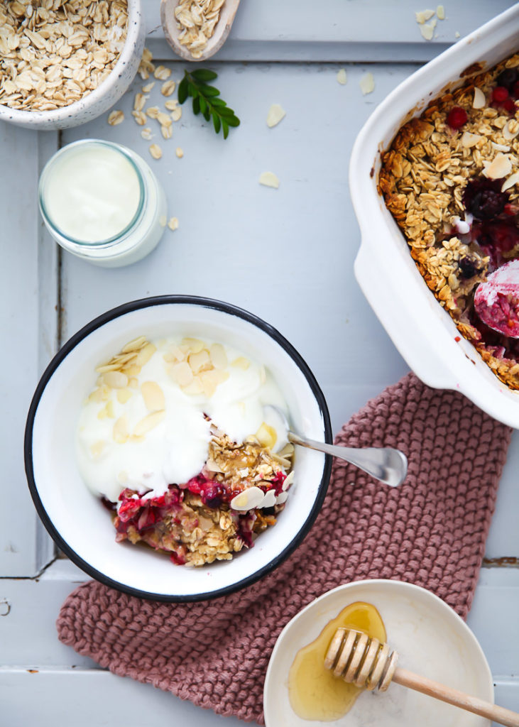 Baked Oats Rezept mit Beeren Frühstücksrezept gebackenes haferflocken müsli rezept granola zuckerzimtundliebe foodstyling foodphotography breakfast brunchideen gemischte beeren joghurt