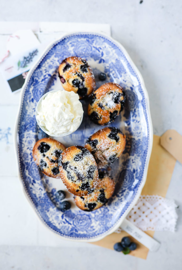 Friands Rezept Blaubeerfriands muffins einfache muffins nusskuchen kleine kuchen backen backrezept blaubeerrezept blueberry friands recipe mandelkuchen haselnusskuchen backen kuchen für kinder zuckerzimtundliebe foodstyling food photo blaubeerrezepte gebäck backen mit beeren very berry