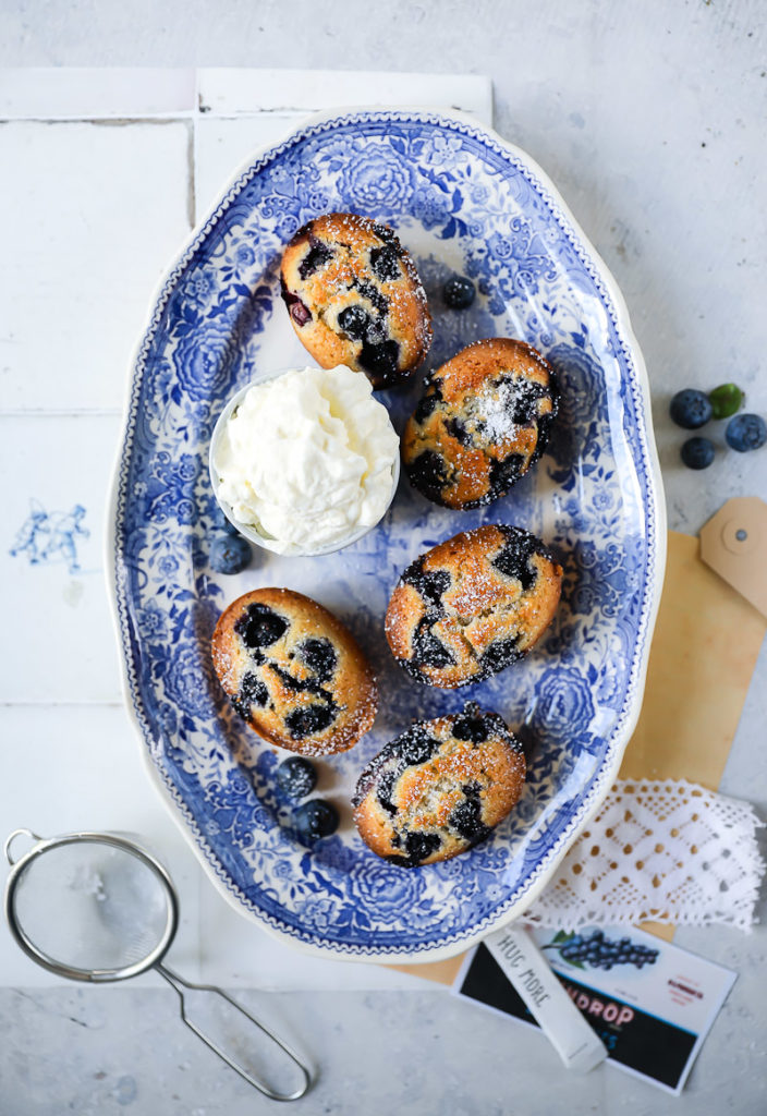 Friands Rezept Blaubeerfriands muffins einfache muffins nusskuchen kleine kuchen backen backrezept blaubeerrezept blueberry friands recipe mandelkuchen haselnusskuchen backen kuchen für kinder zuckerzimtundliebe foodstyling food photo blaubeerrezepte gebäck backen mit beeren very berry