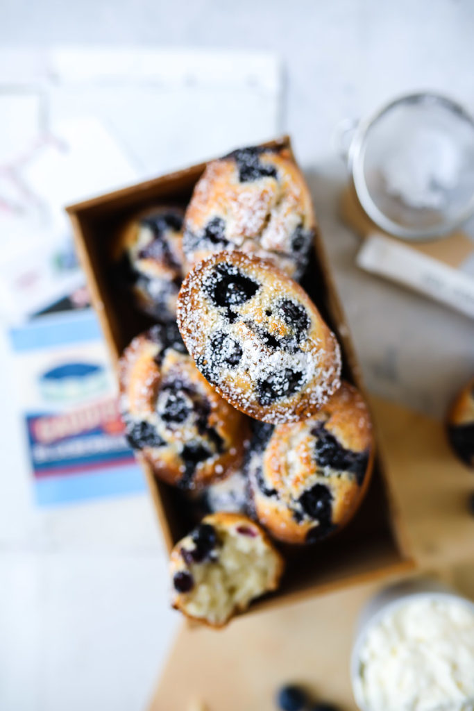 Friands Rezept Blaubeerfriands muffins einfache muffins nusskuchen kleine kuchen backen backrezept blaubeerrezept blueberry friands recipe mandelkuchen haselnusskuchen backen kuchen für kinder zuckerzimtundliebe foodstyling food photo blaubeerrezepte gebäck backen mit beeren very berry