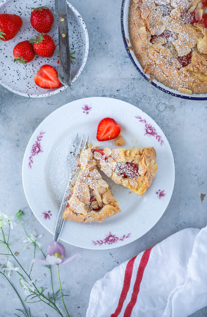 Erdbeerkuchen Rezept einfacher bester erdbeerkuchen strawberry cake rührteig sommerkuchen backen backrezept backen mit erdbeeren foodstyling food photo zuckerzimtundliebe backblog baking bakefeed