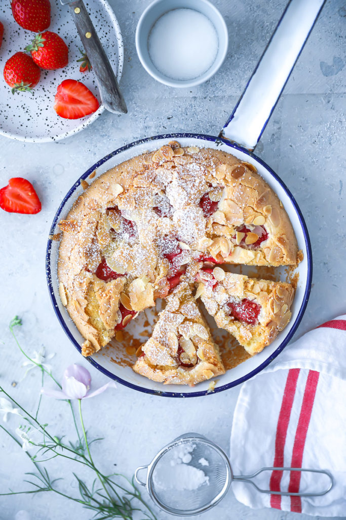Rezept für einfachen Erdbeerkuchen mit Mandelhobeln und Zuckerkruste