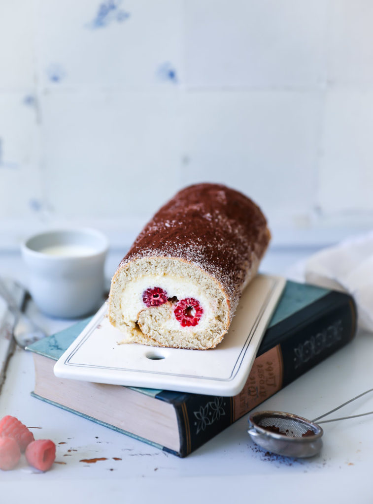 Tiramisu Biskuitrolle mit Himbeeren und Mascarponefüllung Cake roll swiss roll recipe rezept baking backrezept himbeerkuchen wie macht man biskuitrolle füllung mascarponefüllung mascarpone kuchen tiramisukuchen kaffee zuckerzimtundliebe foodstyling food photography