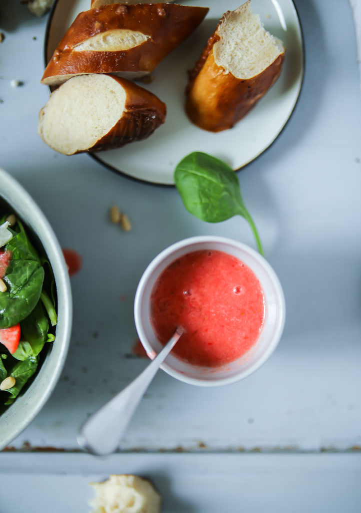 Erdbeersalat mit Spinat, Erdbeeren, Ziegenkäse und Pinienkernen und das beste Erdbeer Salatdressing Sommersalat strawberry salad spinach pine nuts goats cheese zuckerzimtundliebe salatideen grillen grillsalat salat zum grillbuffet erdbeerrezept food photography