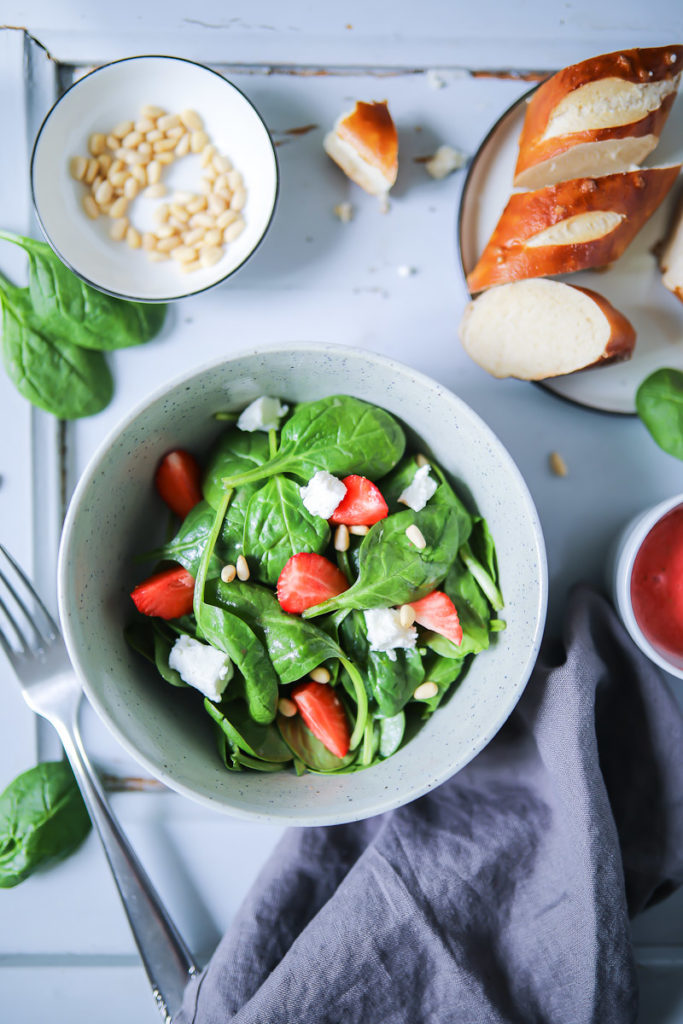 Erdbeersalat mit Spinat, Erdbeeren, Ziegenkäse und Pinienkernen und das beste Erdbeer Salatdressing Sommersalat strawberry salad spinach pine nuts goats cheese zuckerzimtundliebe salatideen grillen grillsalat salat zum grillbuffet erdbeerrezept food photography, broste copenhagen grod