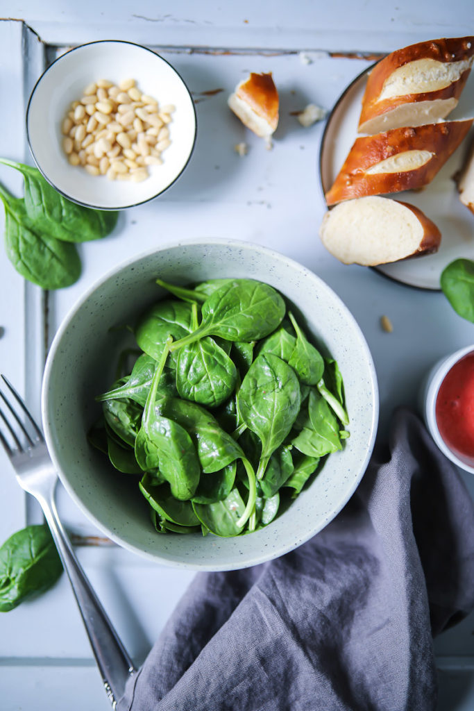 Erdbeersalat mit Spinat, Erdbeeren, Ziegenkäse und Pinienkernen und das beste Erdbeer Salatdressing Sommersalat strawberry salad spinach pine nuts goats cheese zuckerzimtundliebe salatideen grillen grillsalat salat zum grillbuffet erdbeerrezept food photography