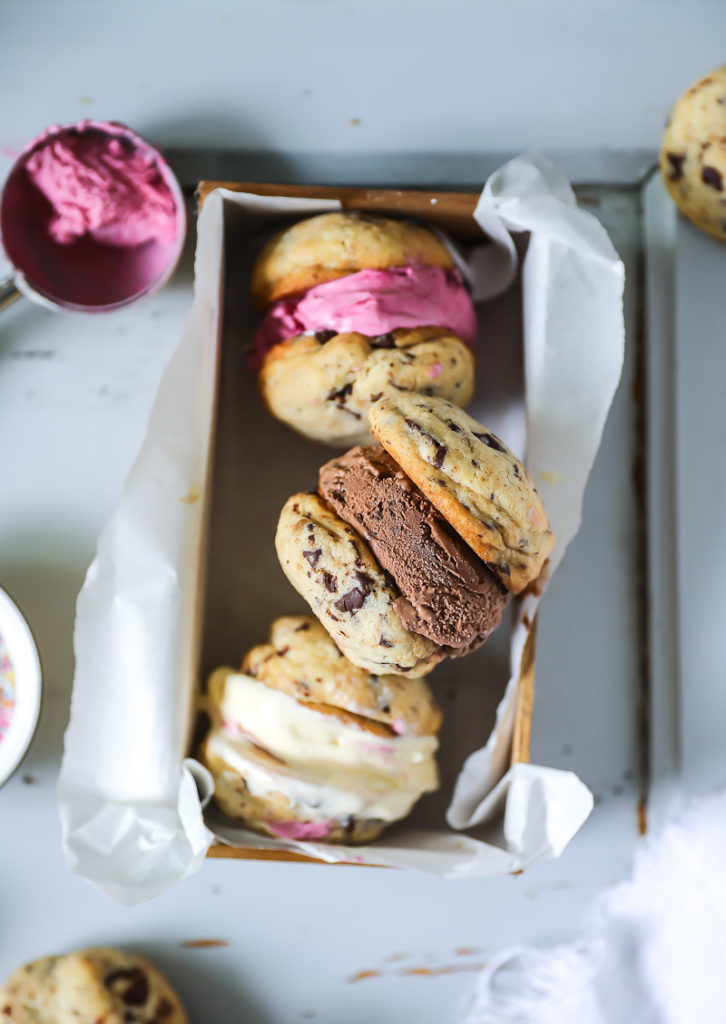Eiscreme Sandwiches Chocolate chip cookies rezept ice cream cookie sandwiches zucker zimt und liebe zuckerzimtundliebe eisrezept einfache cookies beste schokocookies beste chocolate chip cookies backen foodstyling food photography backblog foodblog