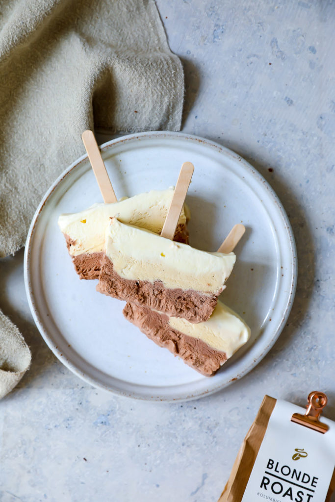 Rezept Cappuccino Eis-am-Stiel mit Tchibo Blonde Roast Eis ohne Eismaschine no churn ice cream popsicles rezept popsicles without mold foodstyling icecream einfaches eisrezept foodblog zucker zimt und liebe zuckerzimtundliebe backblog sommerrezepte cappuccinoeis kaffeeeis