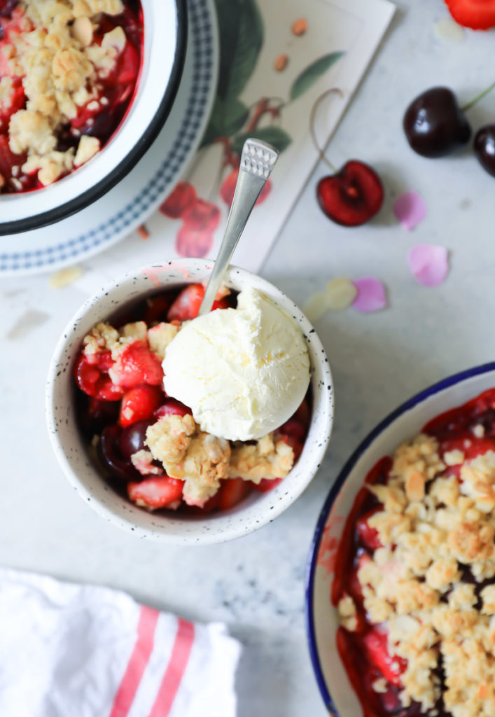 Erdbeer Kirsch Crumble Rezept strawberry cherry crisp recipe zuckerzimtundliebe sommerrezept dessert foodstyling food photography zucker zimt und liebe backen