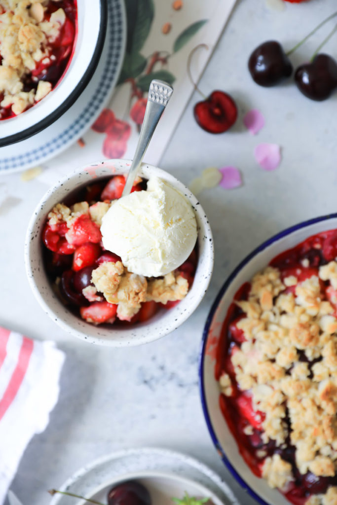 Erdbeer Kirsch Crumble Rezept strawberry cherry crisp recipe zuckerzimtundliebe sommerrezept dessert foodstyling food photography zucker zimt und liebe backen