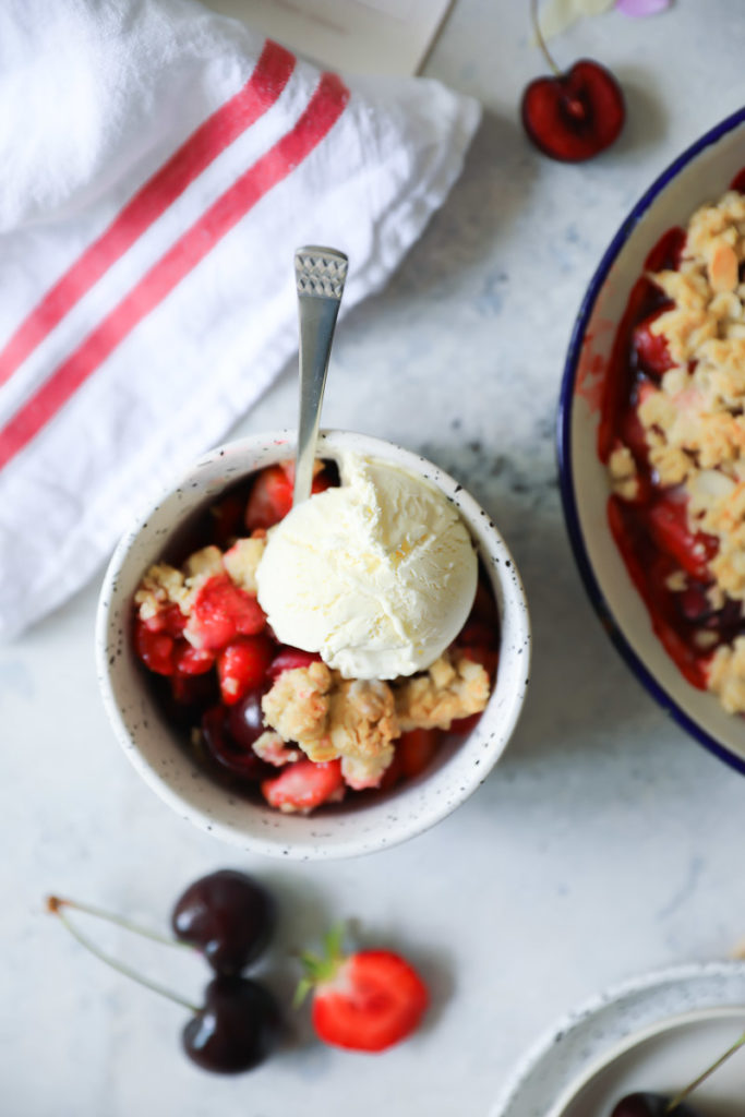 Erdbeer Kirsch Crumble Rezept strawberry cherry crisp recipe zuckerzimtundliebe sommerrezept dessert foodstyling food photography zucker zimt und liebe backen