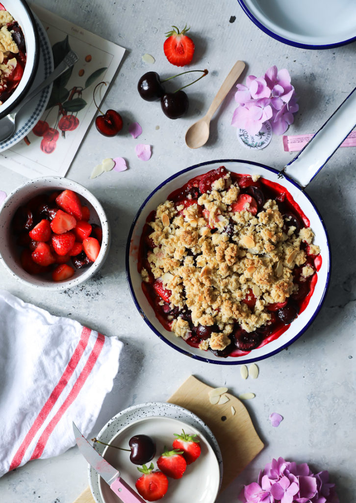 Erdbeer Kirsch Crumble Rezept strawberry cherry crisp recipe zuckerzimtundliebe sommerrezept dessert foodstyling food photography zucker zimt und liebe backen
