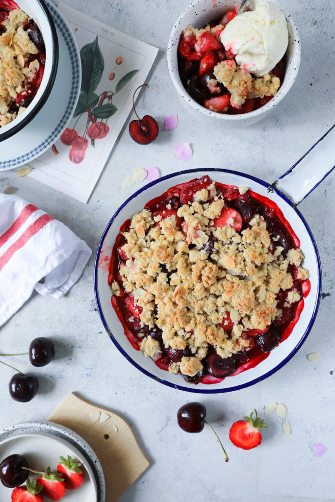 Erdbeer Kirsch Crumble Rezept strawberry cherry crisp recipe zuckerzimtundliebe sommerrezept dessert foodstyling food photography zucker zimt und liebe backen