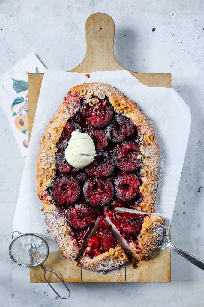 Rezept Pflaumen Galette Pflaumenkuchen Pflaumen Tarte Sommertarte Pflaumenrezept plum galette free form tart ohne Backform ohne Ei Sommerkuchen zuckerzimtundliebe zucker zimt und liebe Foodblog Backblog foodstyling food photography