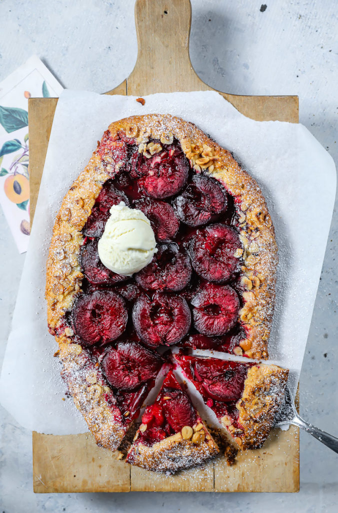 Rezept Pflaumen Galette Pflaumenkuchen Pflaumen Tarte Sommertarte Pflaumenrezept plum galette free form tart ohne Backform ohne Ei Sommerkuchen zuckerzimtundliebe zucker zimt und liebe Foodblog Backblog foodstyling food photography