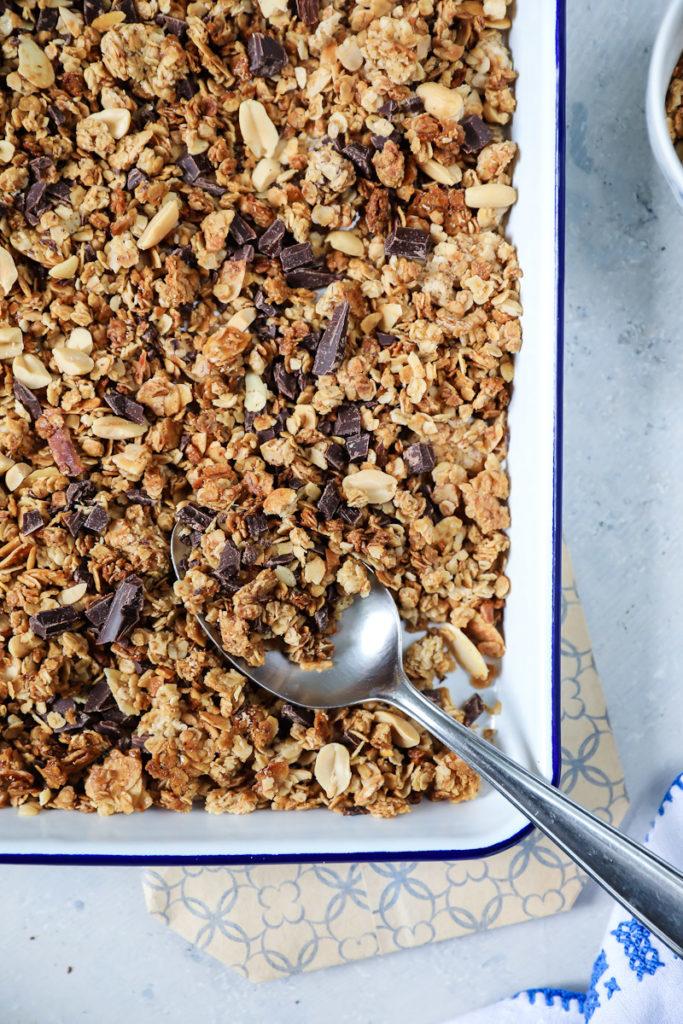 Schoko Granola Schokomuesli Rezept muesli selber machen granola backen erdnuss zuckerzimtundliebe frühstück frühstücksrezept homemade granola foodstyling foodphotography backblog deutscher foodblog