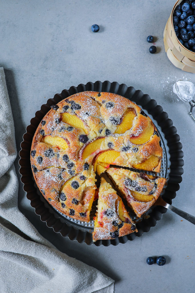 Pfirsich Blaubeer Kuchen Rezept Peach Blueberry cake Joghurtkuchen kuchenrezepte kuchenblog backblog der beste sommerkuchen einfacher kuchen foodstyling food photography zucker zimt und liebe