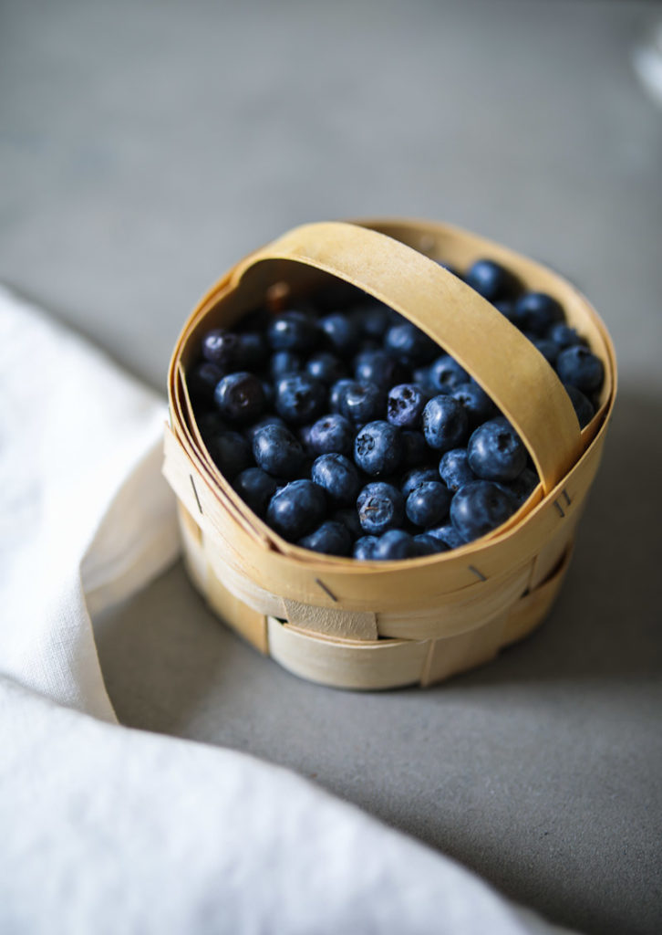 Pfirsich Blaubeer Kuchen Rezept Peach Blueberry cake Joghurtkuchen kuchenrezepte kuchenblog backblog der beste sommerkuchen einfacher kuchen foodstyling food photography zucker zimt und liebe