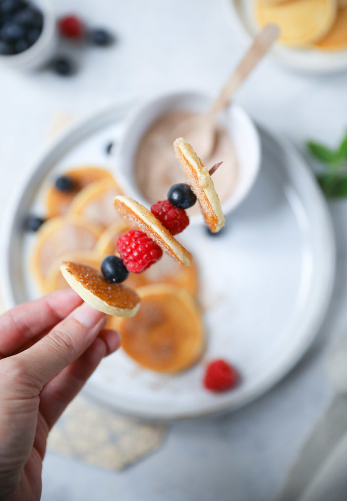 Rezept Mini Buttermilch zuckerzimt zimtzucker Pancakes Pfannkuchen mit Beeren Pfannkuchenspiess Frühstücksrezept Frühstücksglück zuckerzimtundliebe foodblog backblog