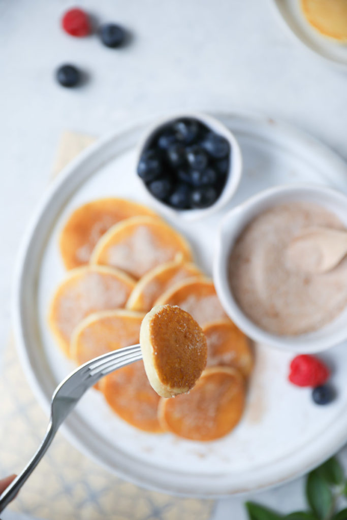 Rezept Mini Buttermilch zuckerzimt zimtzucker Pancakes Pfannkuchen mit Beeren Pfannkuchenspiess Frühstücksrezept Frühstücksglück zuckerzimtundliebe foodblog backblog