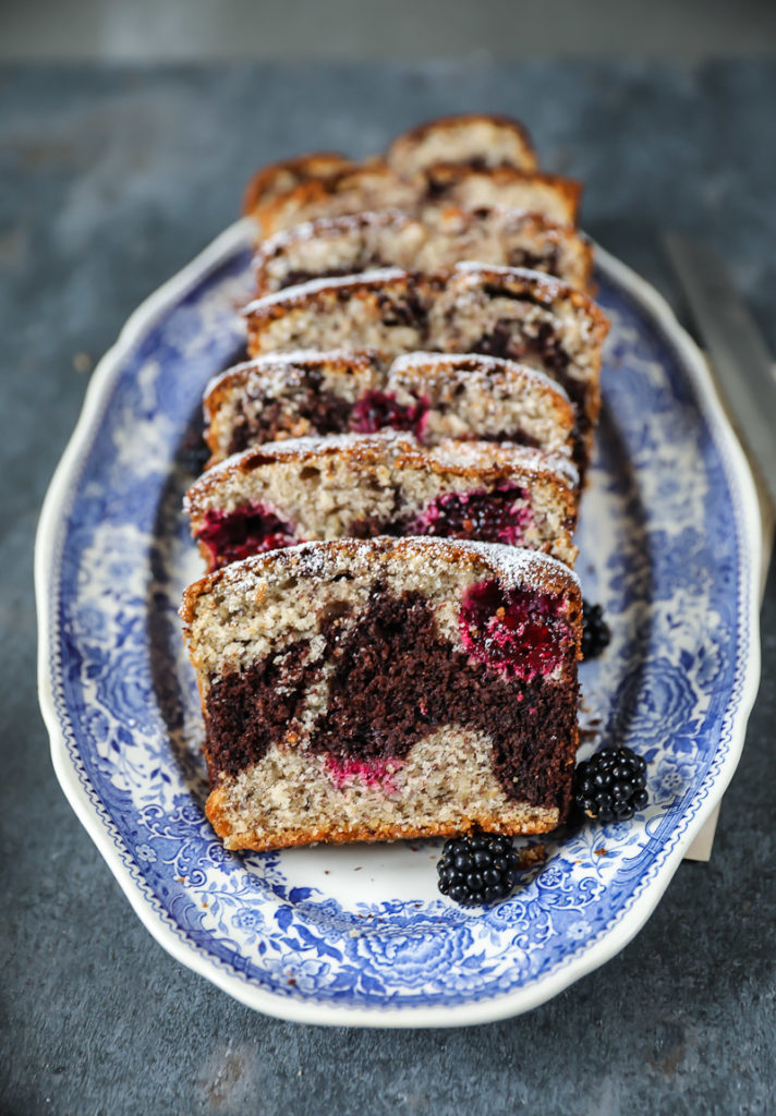 Ein Rezept für Nusskuchen Marmorkuchen mit Brombeeren von zucker zimt und liebe foodblog backblog backrezept einfacher rührkuchen kastenkuchen hazelnut marble loaf cake with blackberries foodstyling food photography