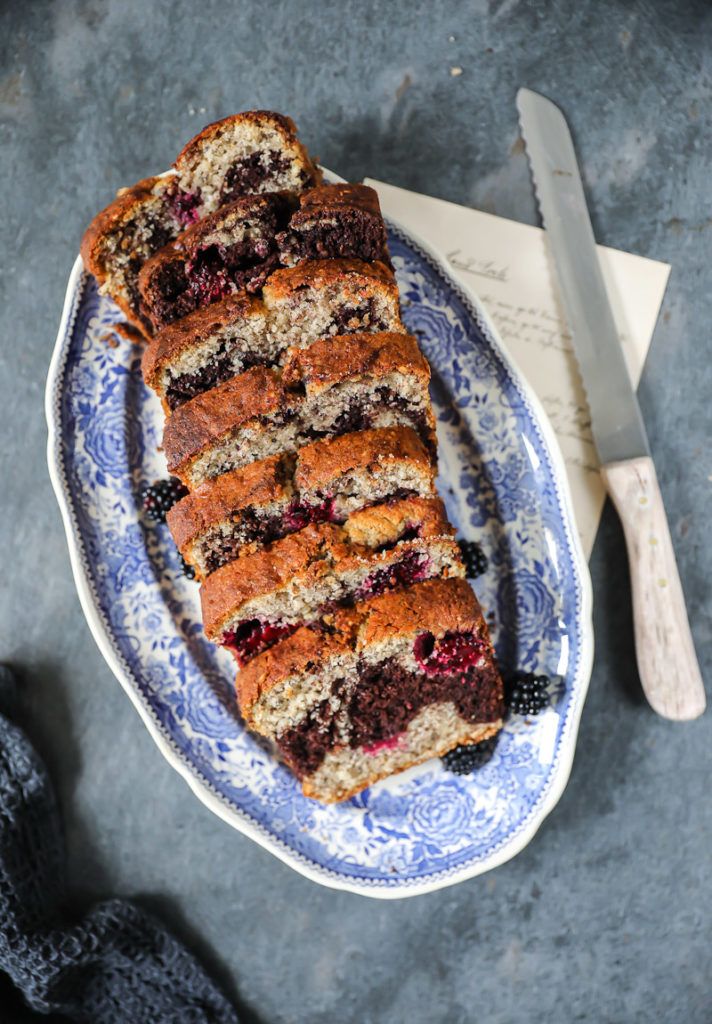 Ein Rezept für Nusskuchen Marmorkuchen mit Brombeeren von zucker zimt und liebe foodblog backblog backrezept einfacher rührkuchen kastenkuchen hazelnut marble loaf cake with blackberries foodstyling food photography