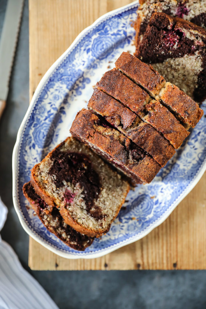 Ein Rezept für Nusskuchen Marmorkuchen mit Brombeeren von zucker zimt und liebe foodblog backblog backrezept einfacher rührkuchen kastenkuchen hazelnut marble loaf cake with blackberries foodstyling food photography