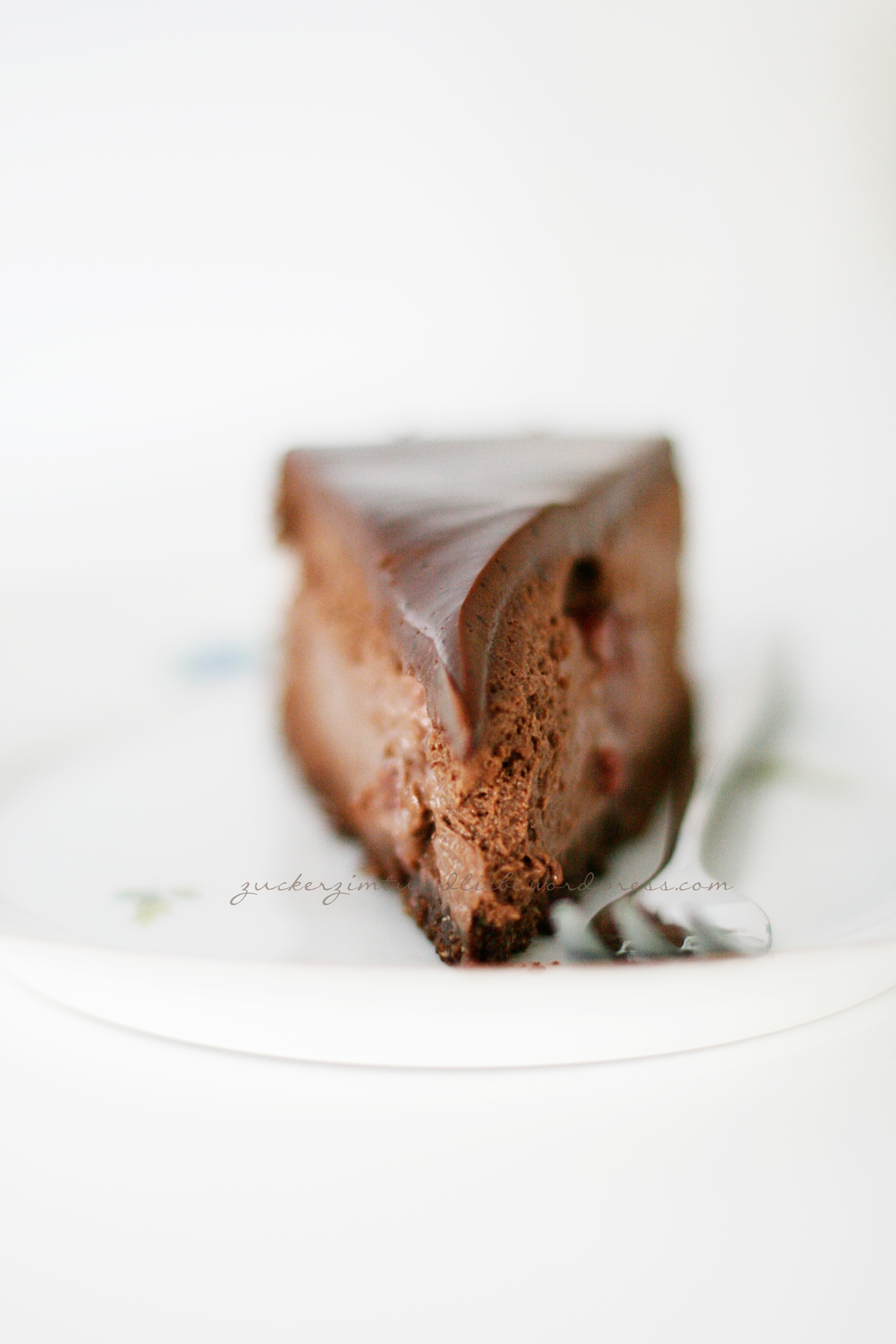 Glück ist … ein Stück Schokoladenmousse-Cheesecake mit Kirschen