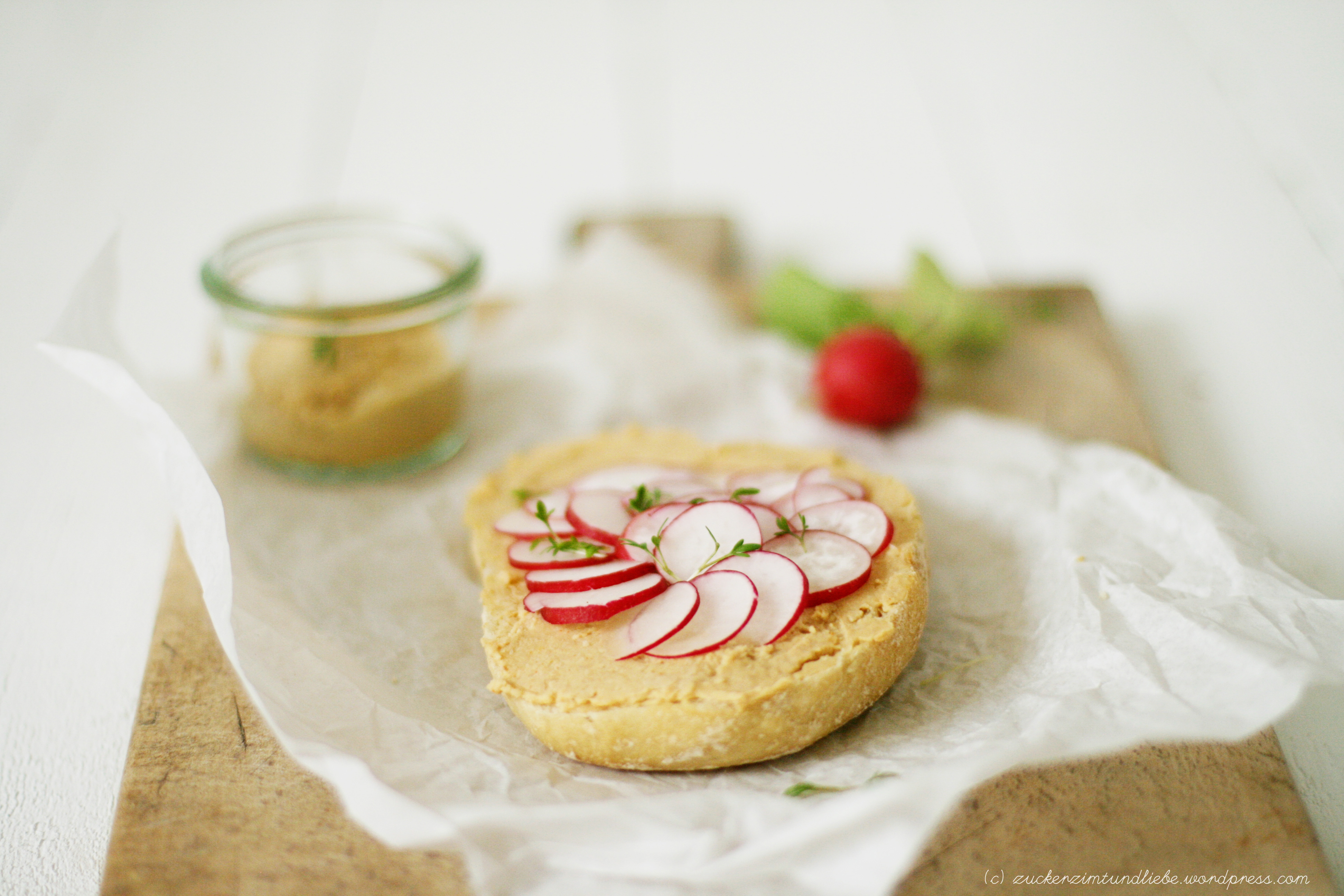 Stulle der Woche Nr. 10 – Baguettebrötchen mit Hummus, Radies und Kresse