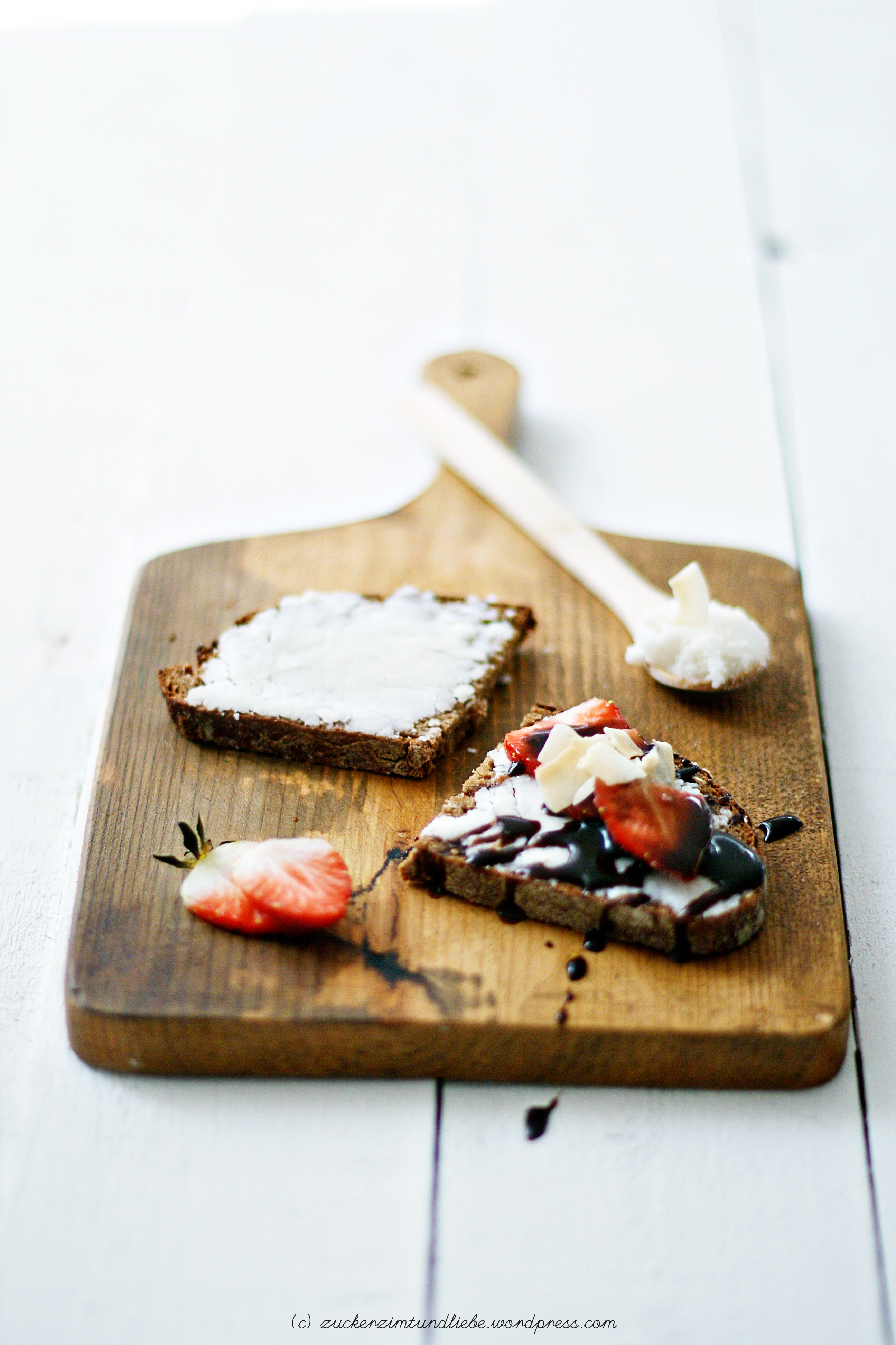 Stulle der Woche: Das Bounty-Brot mit selbstgemachter Kokosbutter, Erdbeeren und Schokoladensauce
