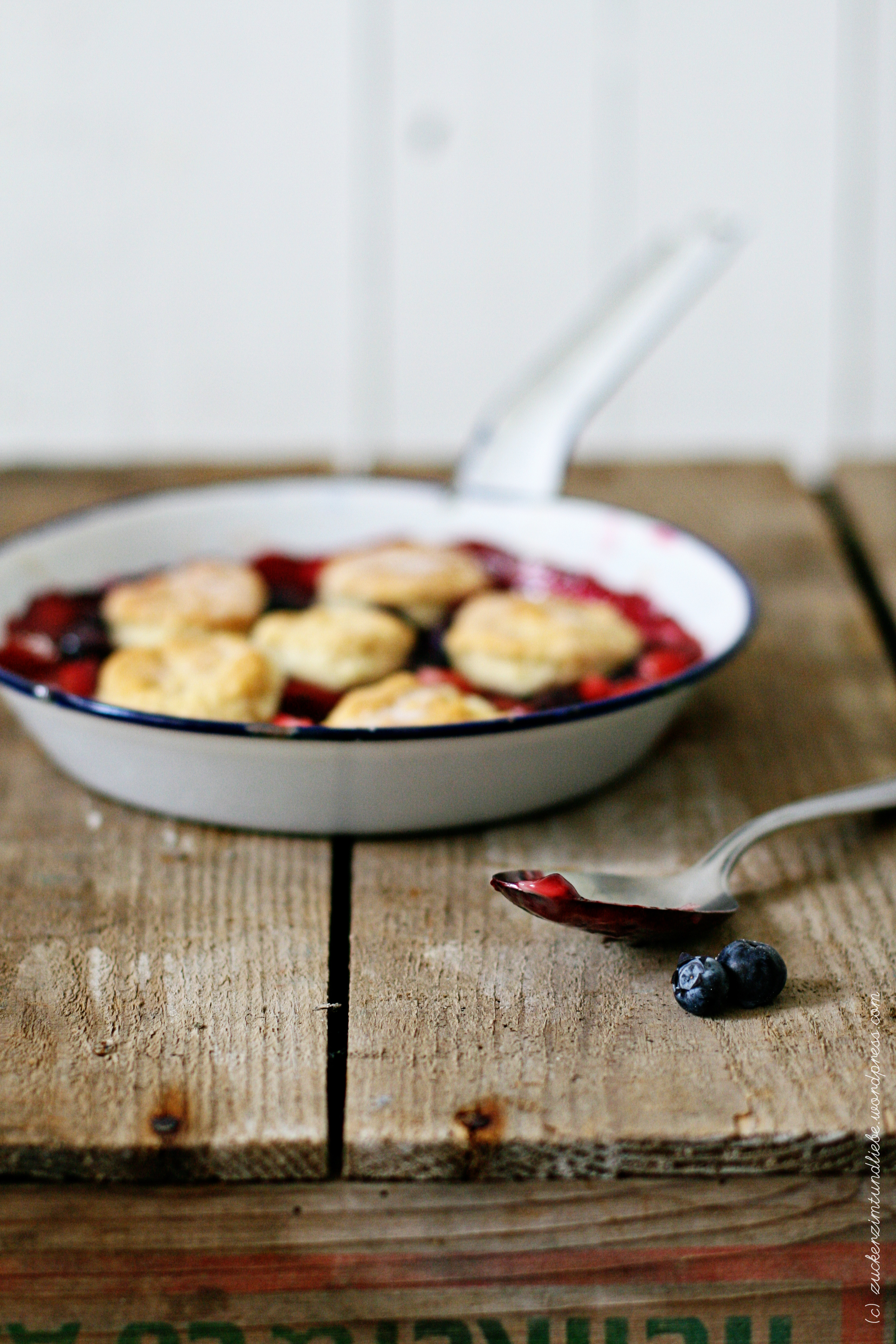 Erdbeer-Blaubeer-Cobbler, dazu: ein Song