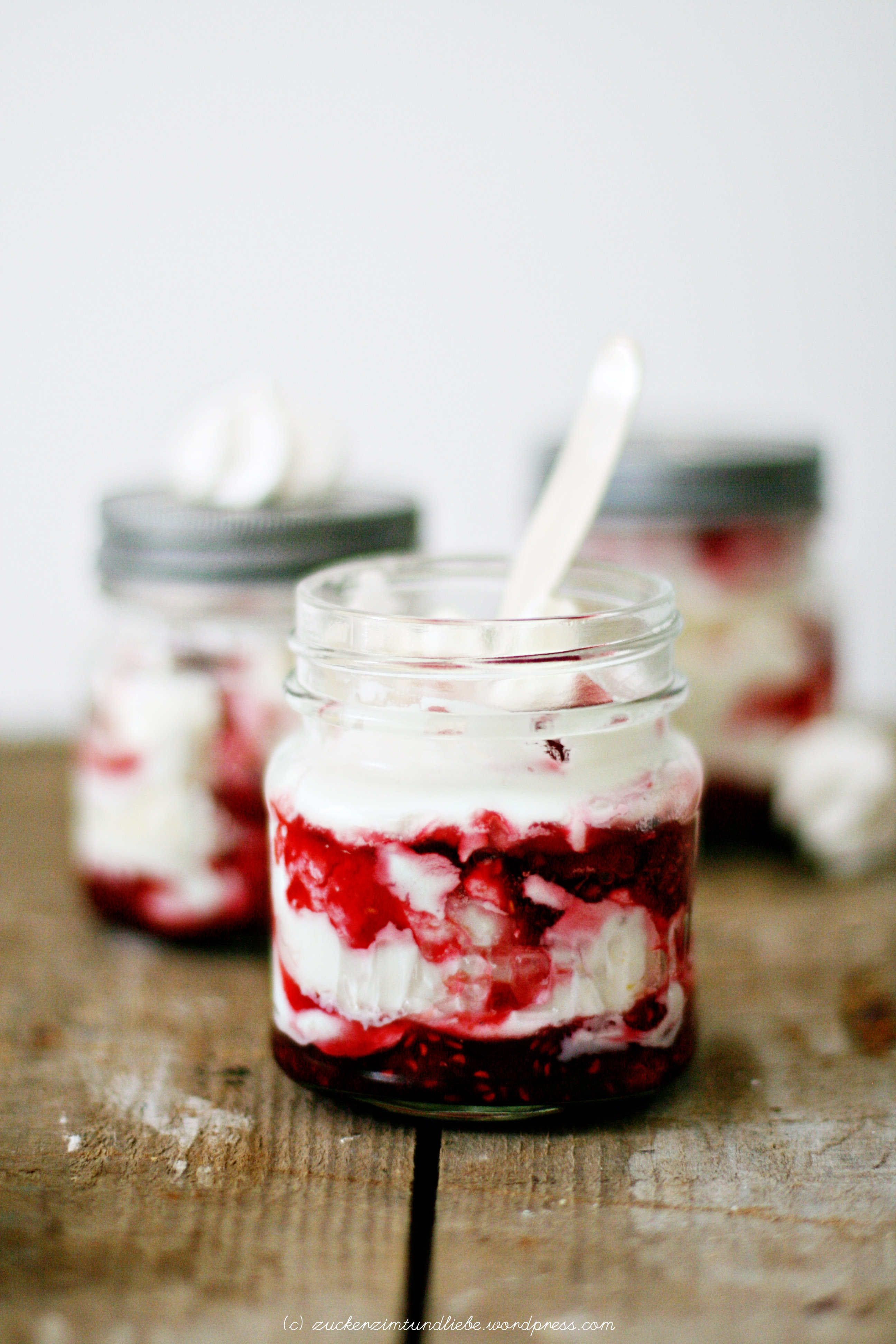 Ein Traumdessert – ofengeschmorte Vanille-Himbeeren, die in Meringue-Sahne baden.