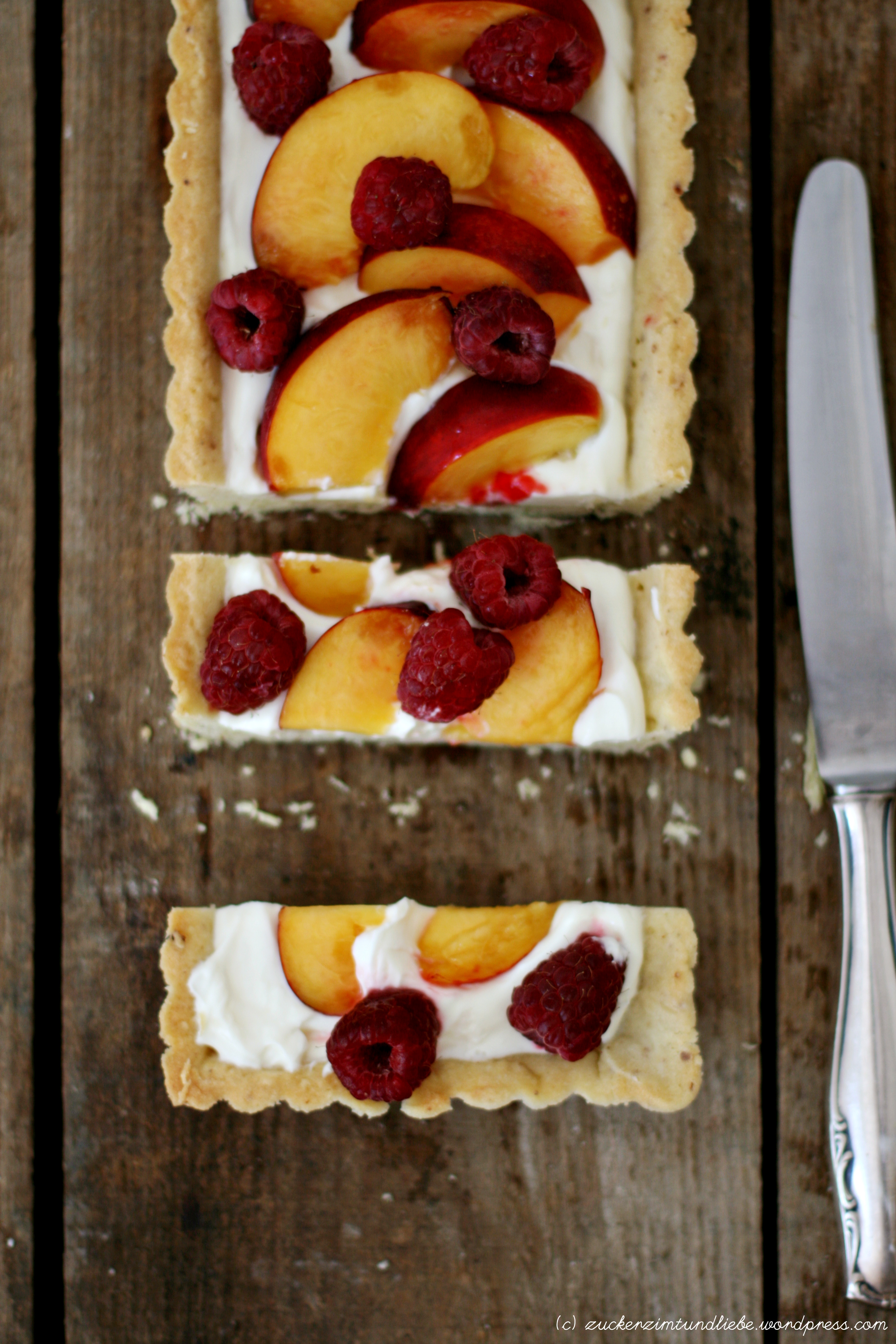 Cheesecake-Tarte mit Nektarinen und Himbeeren