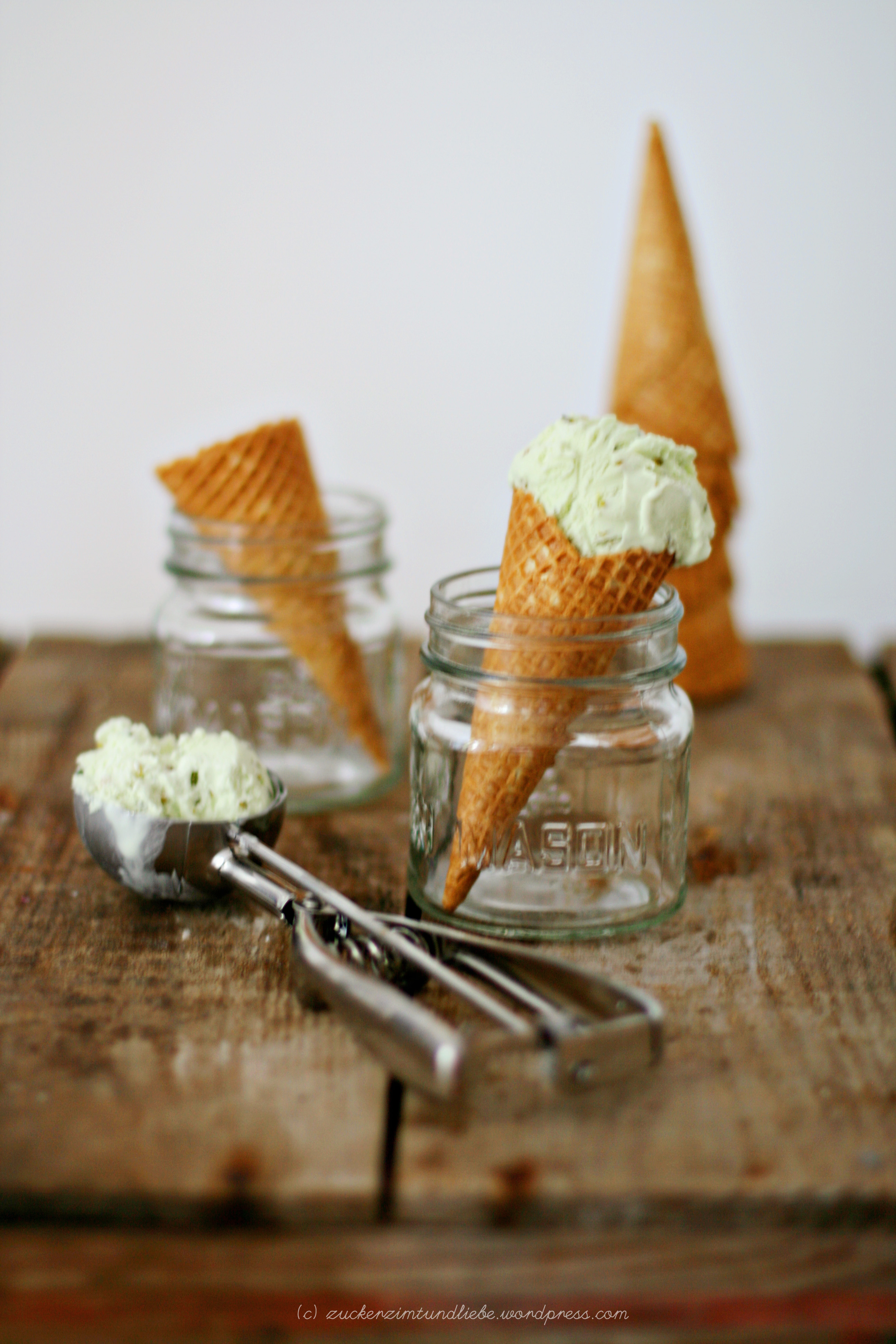 Pistazien-Minz-Eis… La dolce vita oder so schmeckt der Sommer – auch ohne Eismaschine