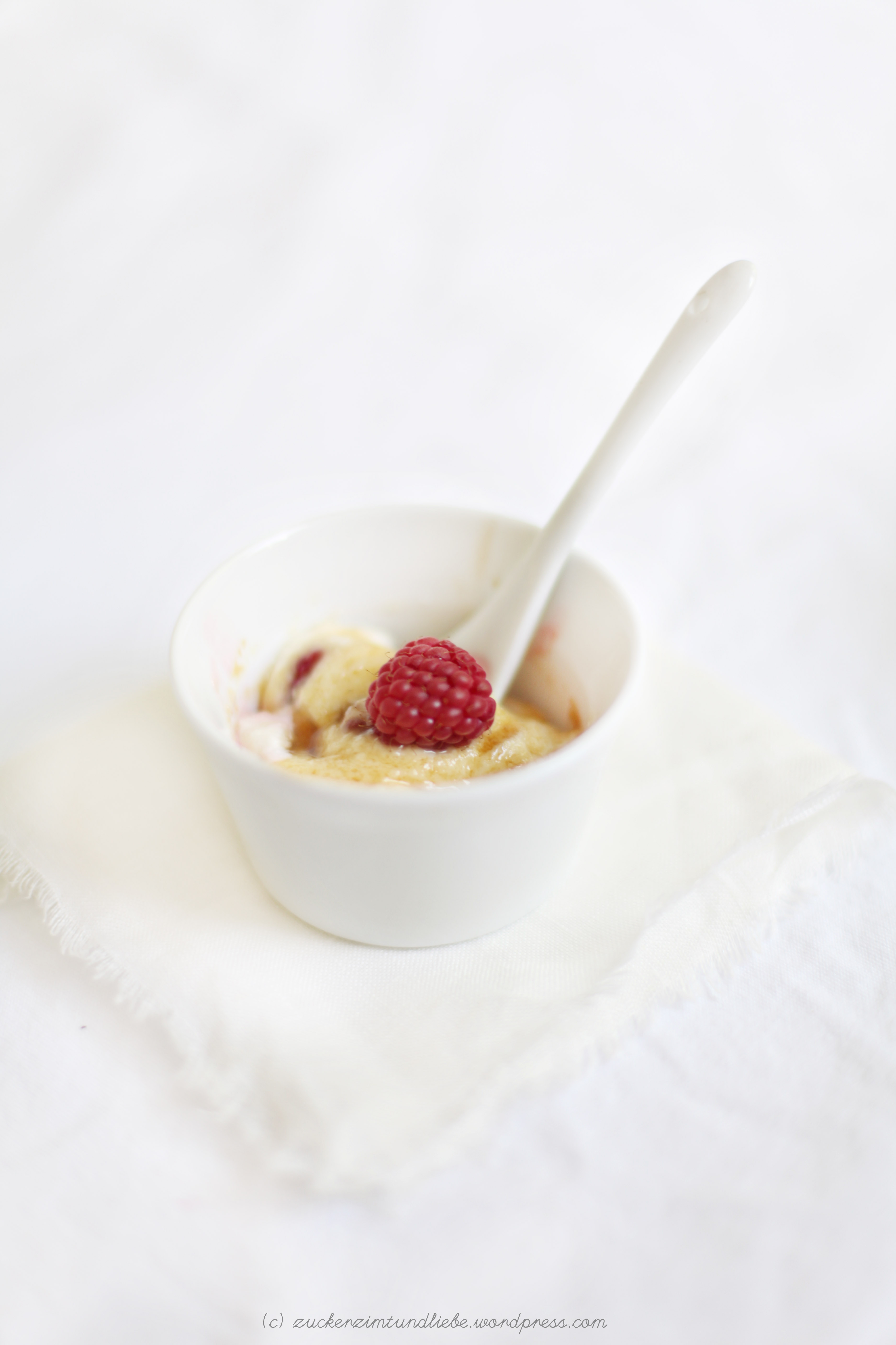 Himbeeren küssen Crème fraîche küssen braunen Zucker und verschmelzen unterm Ofengrill zu einer ramontischen Liebesgeschichte