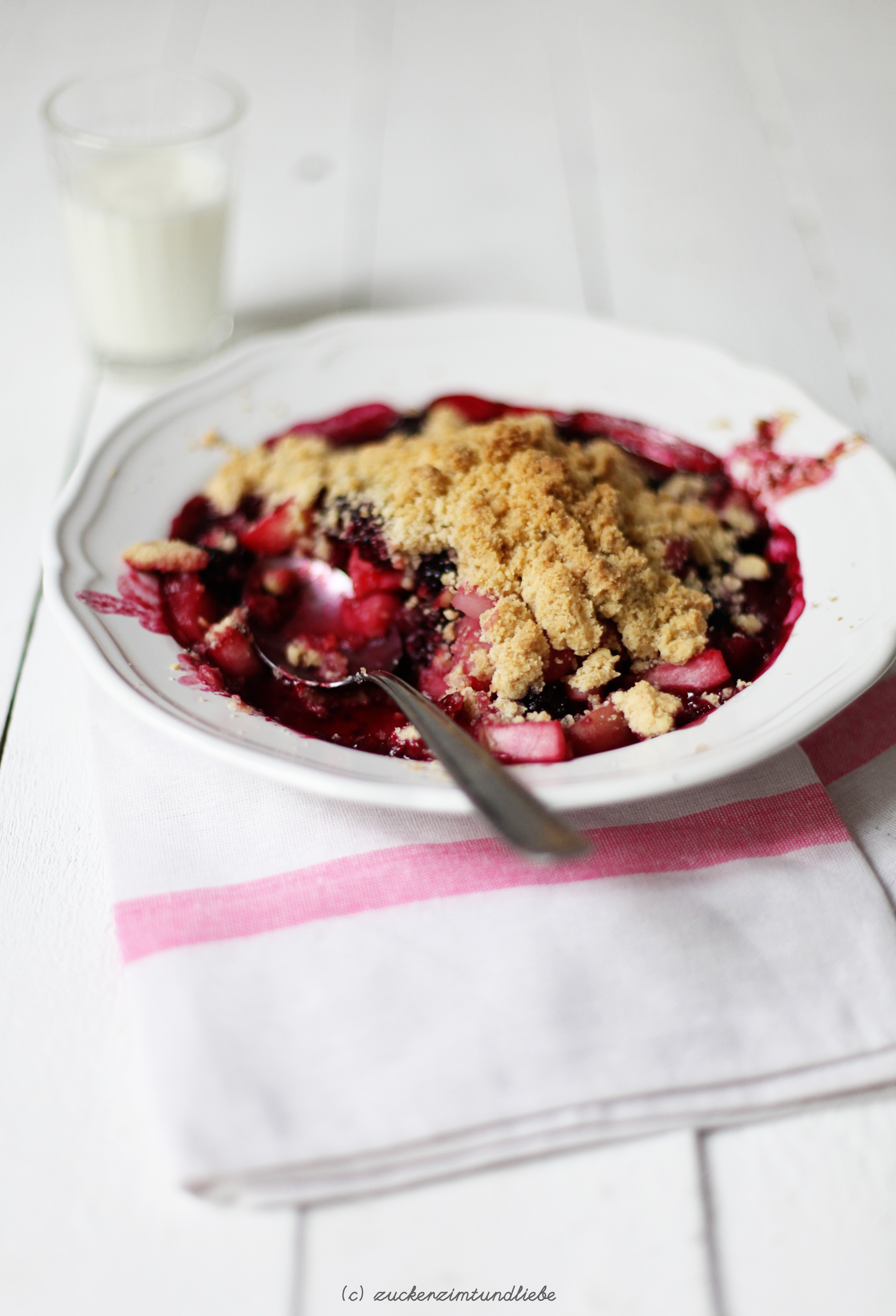 Brombeer-Birnen-Crumble