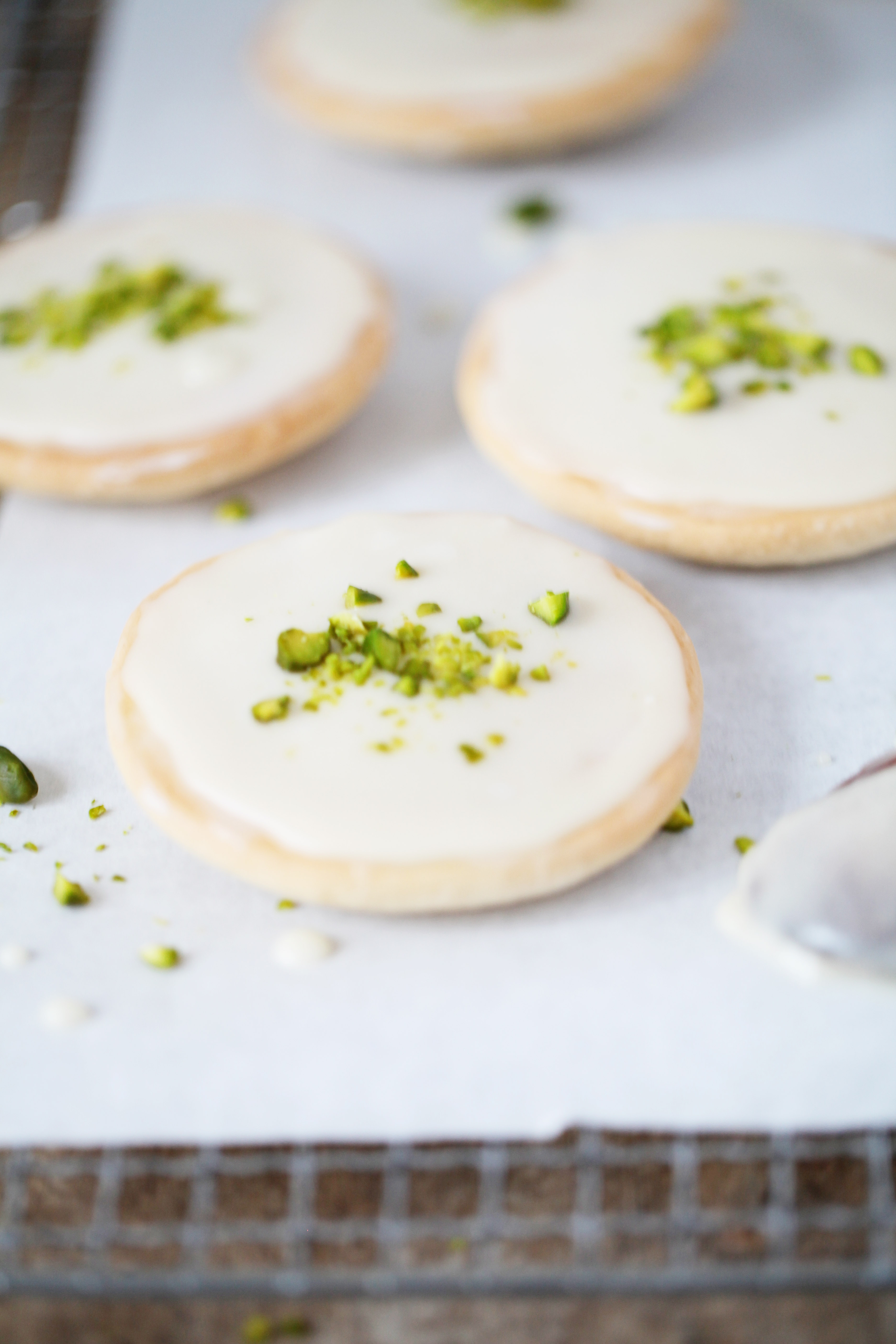 Amerikaner Rezept Chai Glasur und Pistazien pistachio black and white cookies