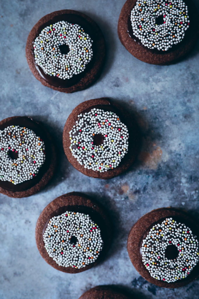 Rotwein Weihnachtsplätzchen Weihnachtskekse weihnachtsbäckerei nonpareille kranz zuckerzimtundliebe christmas chocolate red wine cookies food stylist bakefeed feedfeed nyt cooking backblog backrezept die besten weihnachtsplätzchen