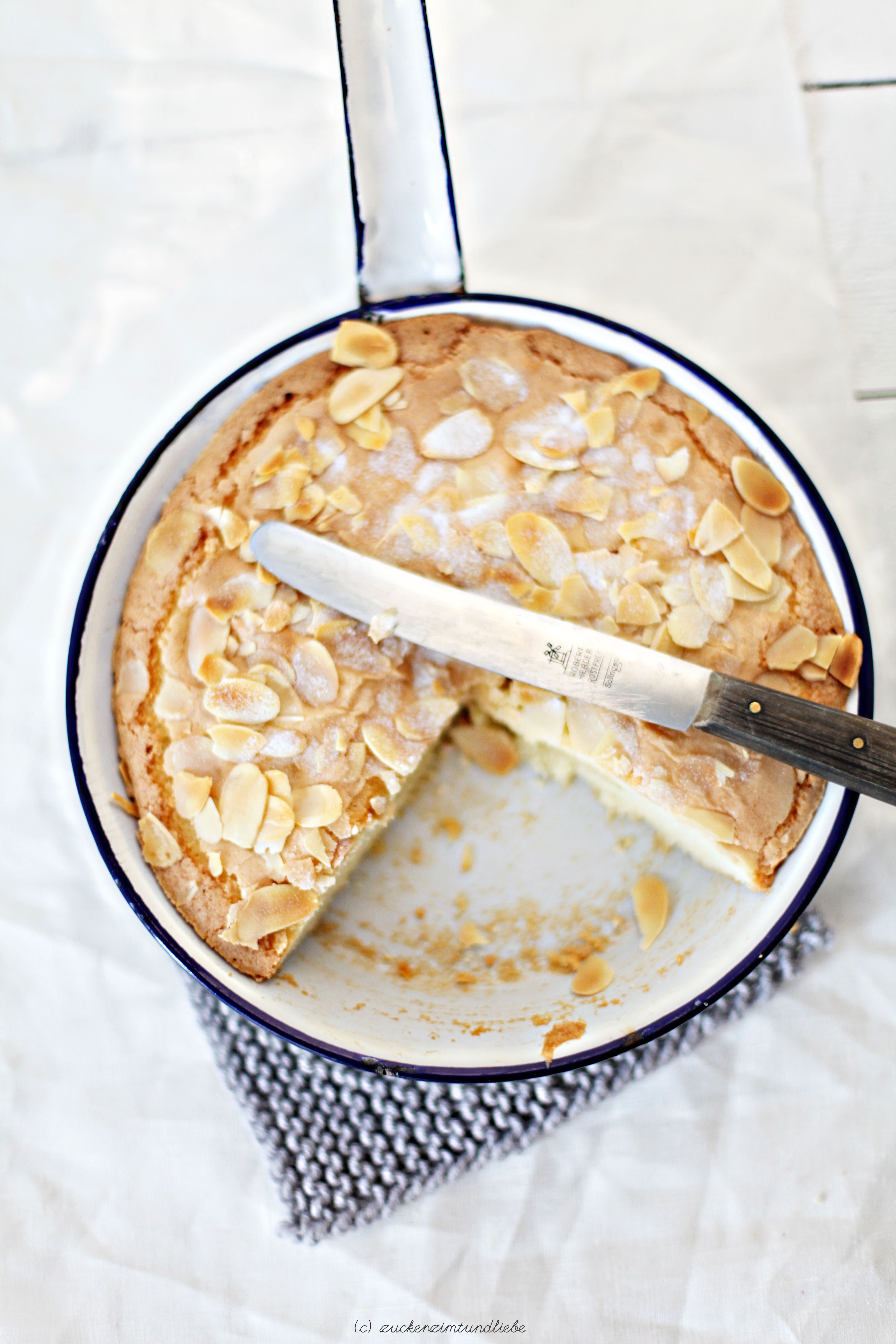 Saftigster Mandelkuchen, mal schwedisch und zweifelsohne der einfachste Kuchen überhaupt
