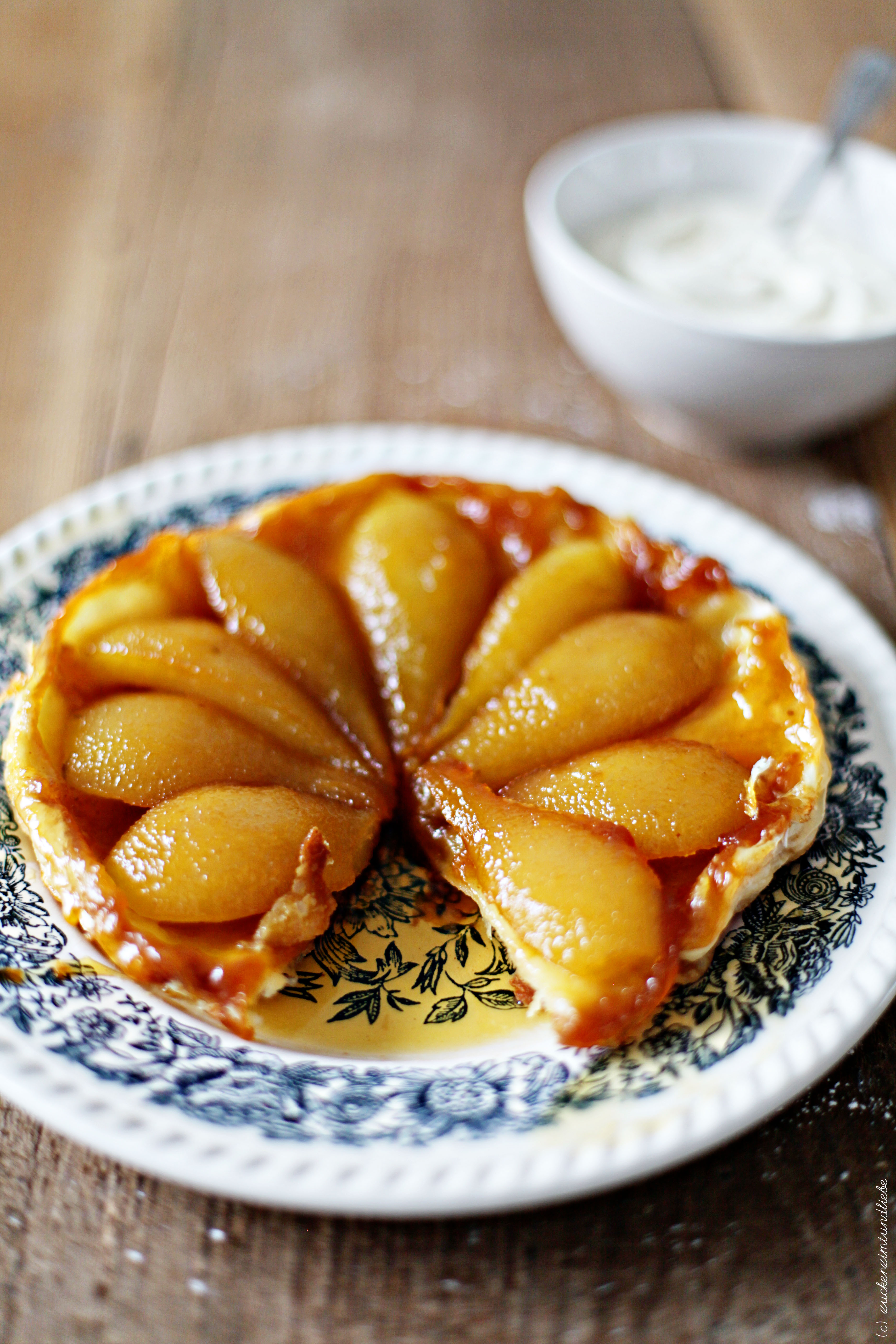 Tarte Tatin aux Poires ist so ein schönes Wort – eine kleine Birnentarte mit Karamell aus Frankreich