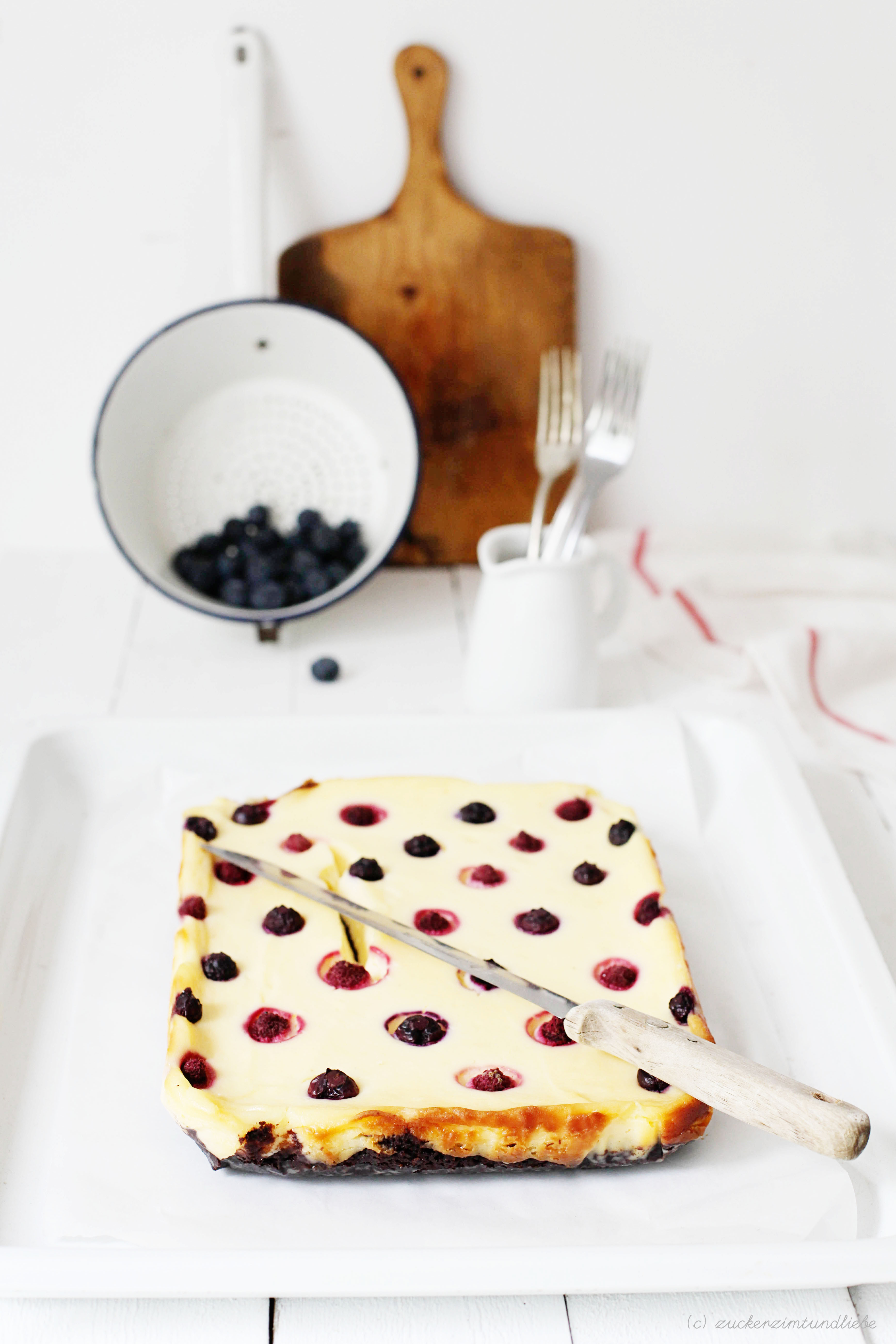 Polka Dot Cheesecake – Der Brownie-Käsekuchen als Himbeer-Blaubeer Pünktchen Schnitte