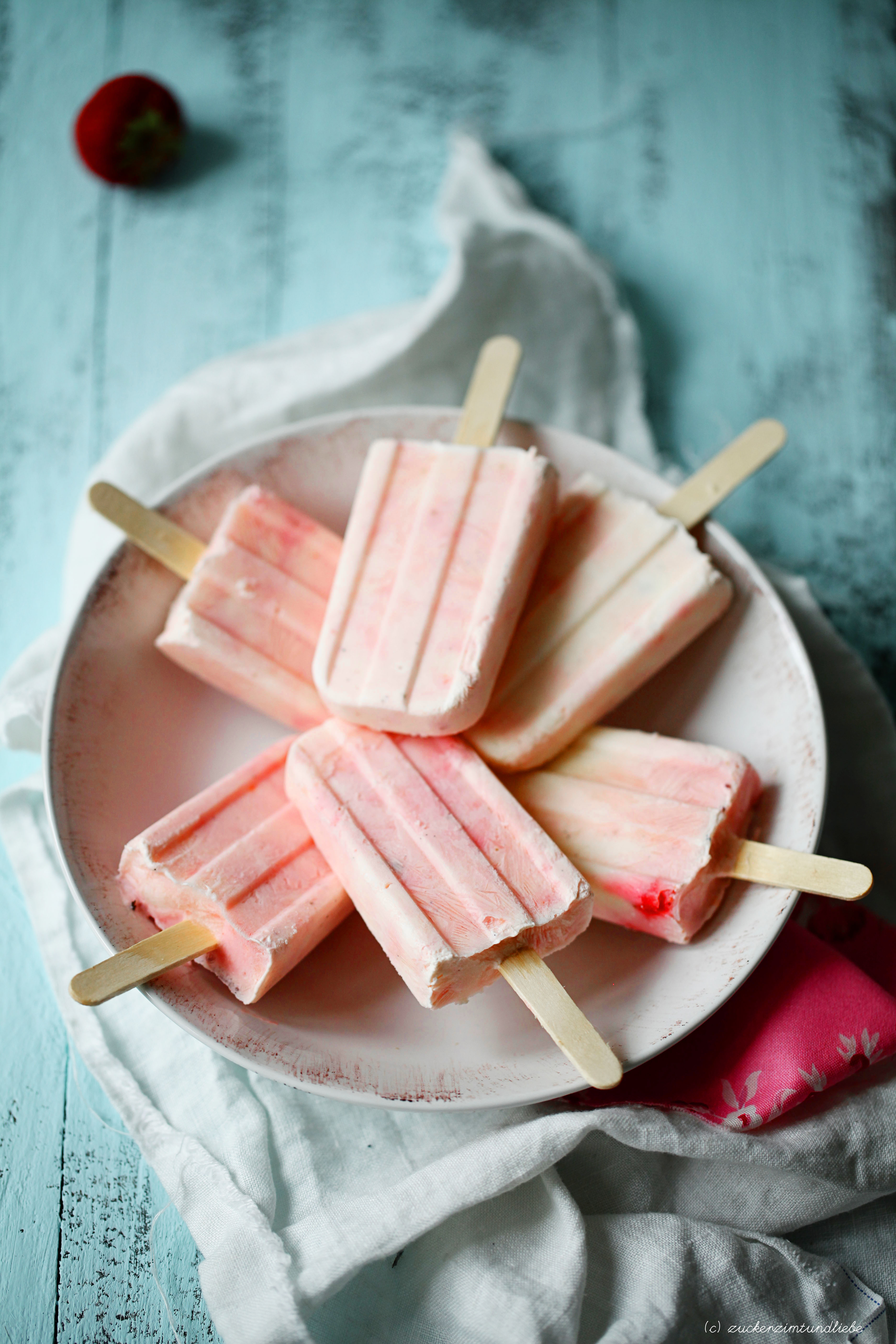 Karamellisierte Vanille-Erdbeeren, griechischer Joghurt und Honig Eis am Stiel