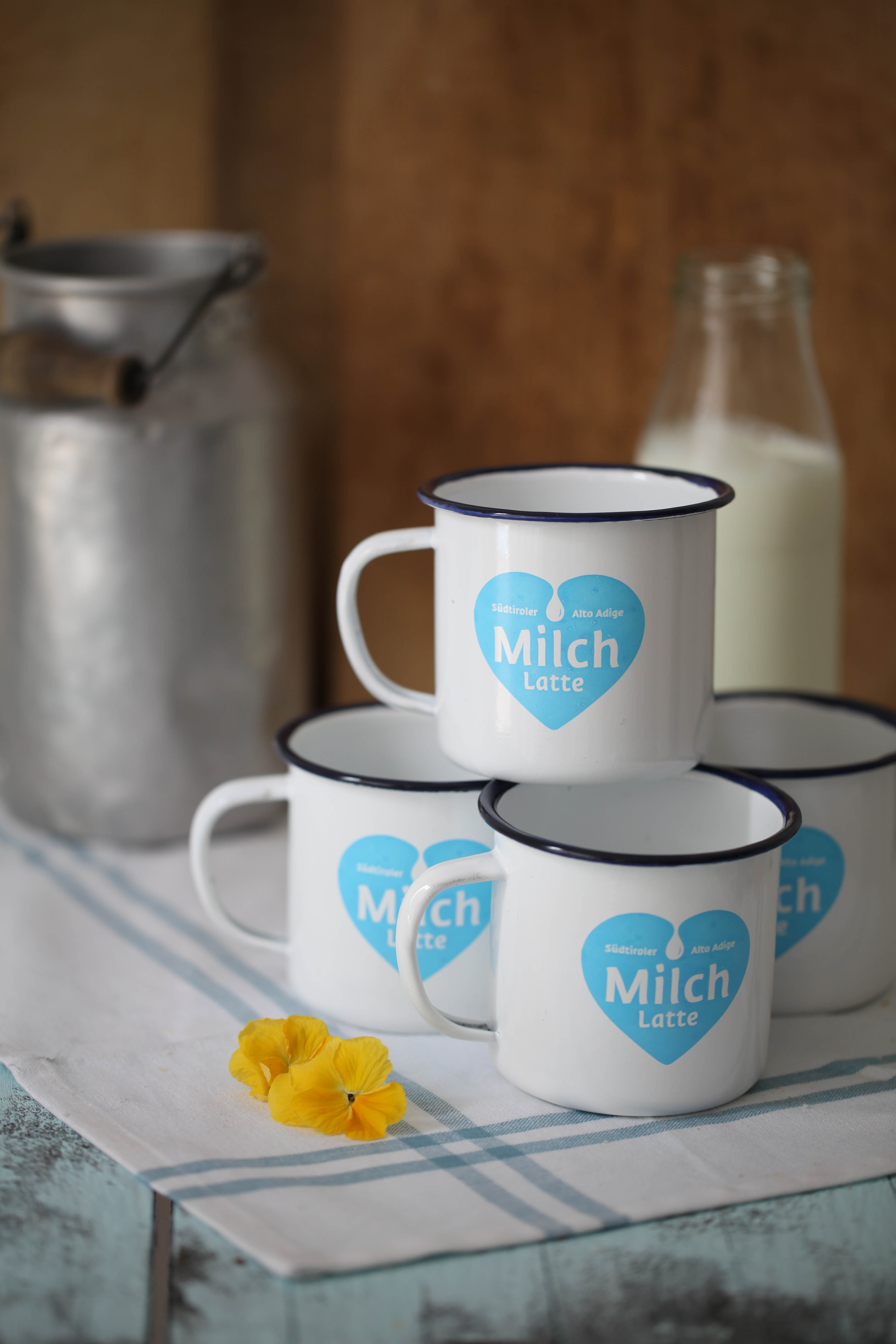 Bezaubernde "Südtiroler Milch"-Emaille Tassen zu gewinnen