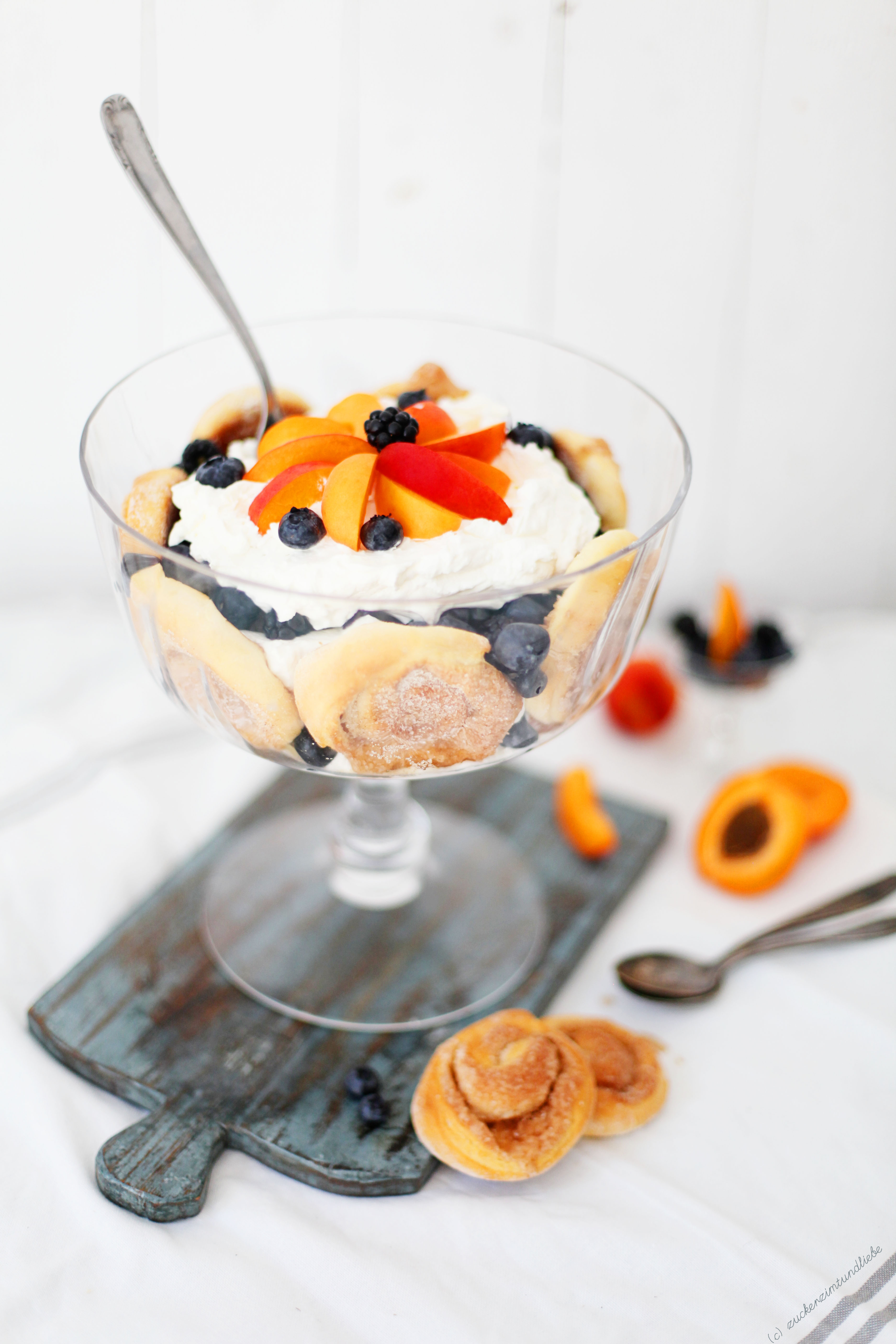 Kanelbullar Trifle mit Aprikosen, Brombeeren und Blaubeeren – mein Traum vom Zimtschneckendessert
