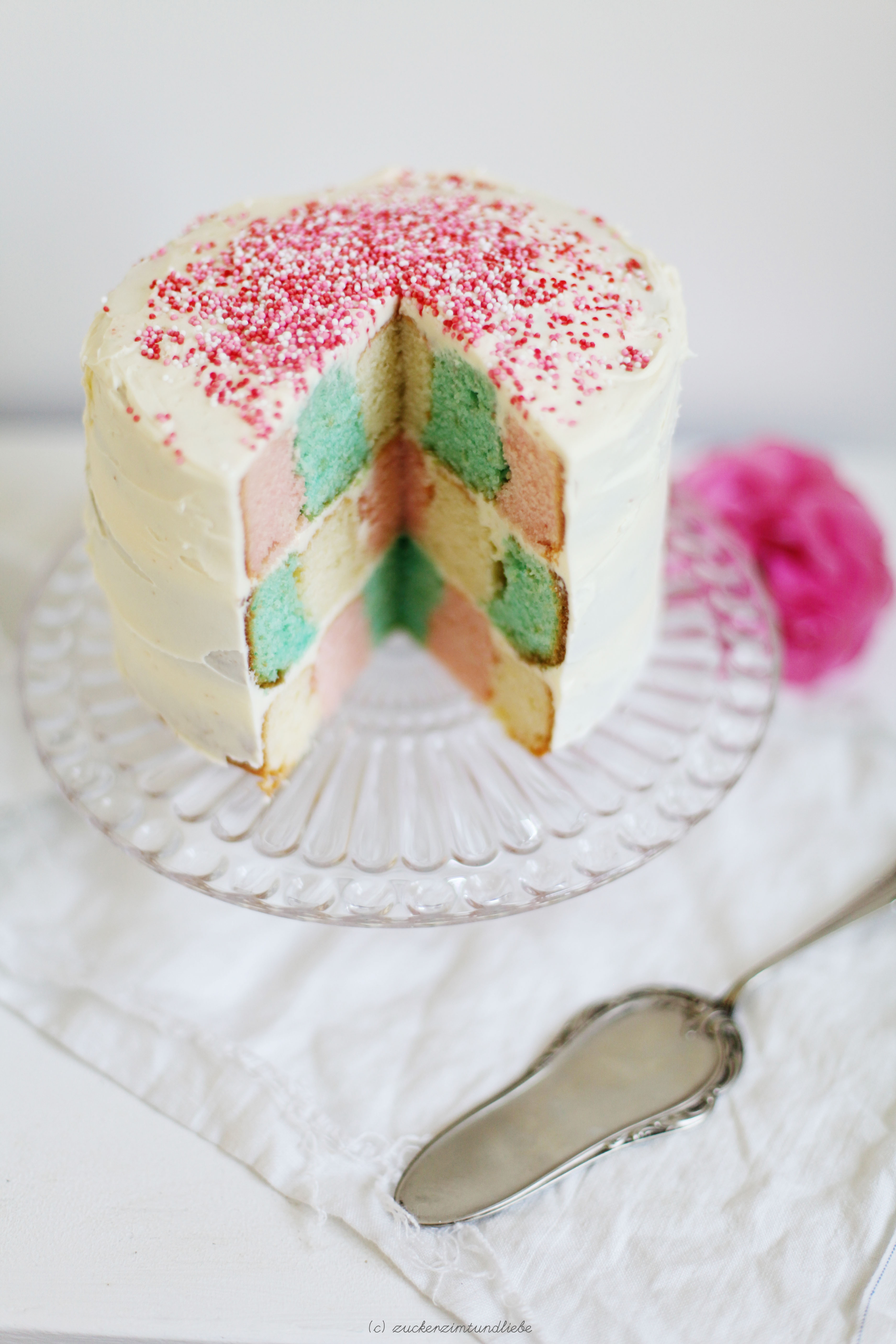 Ein Schachbrettkuchen in Pastell – fast zu schön, um gegessen zu werden