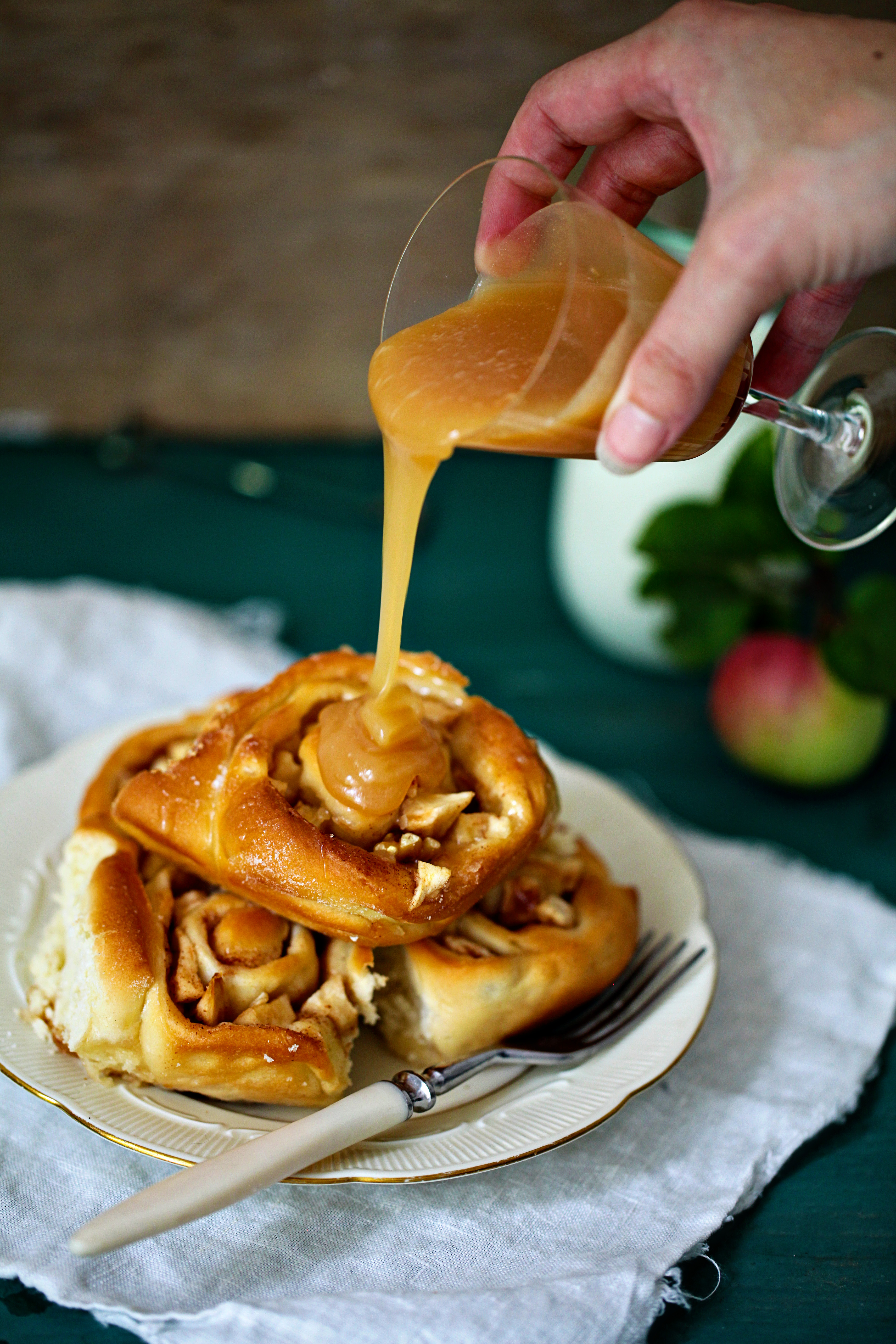 Apfel-Zimtschnecken mit Walnüssen und Fleur de Sel Karamell