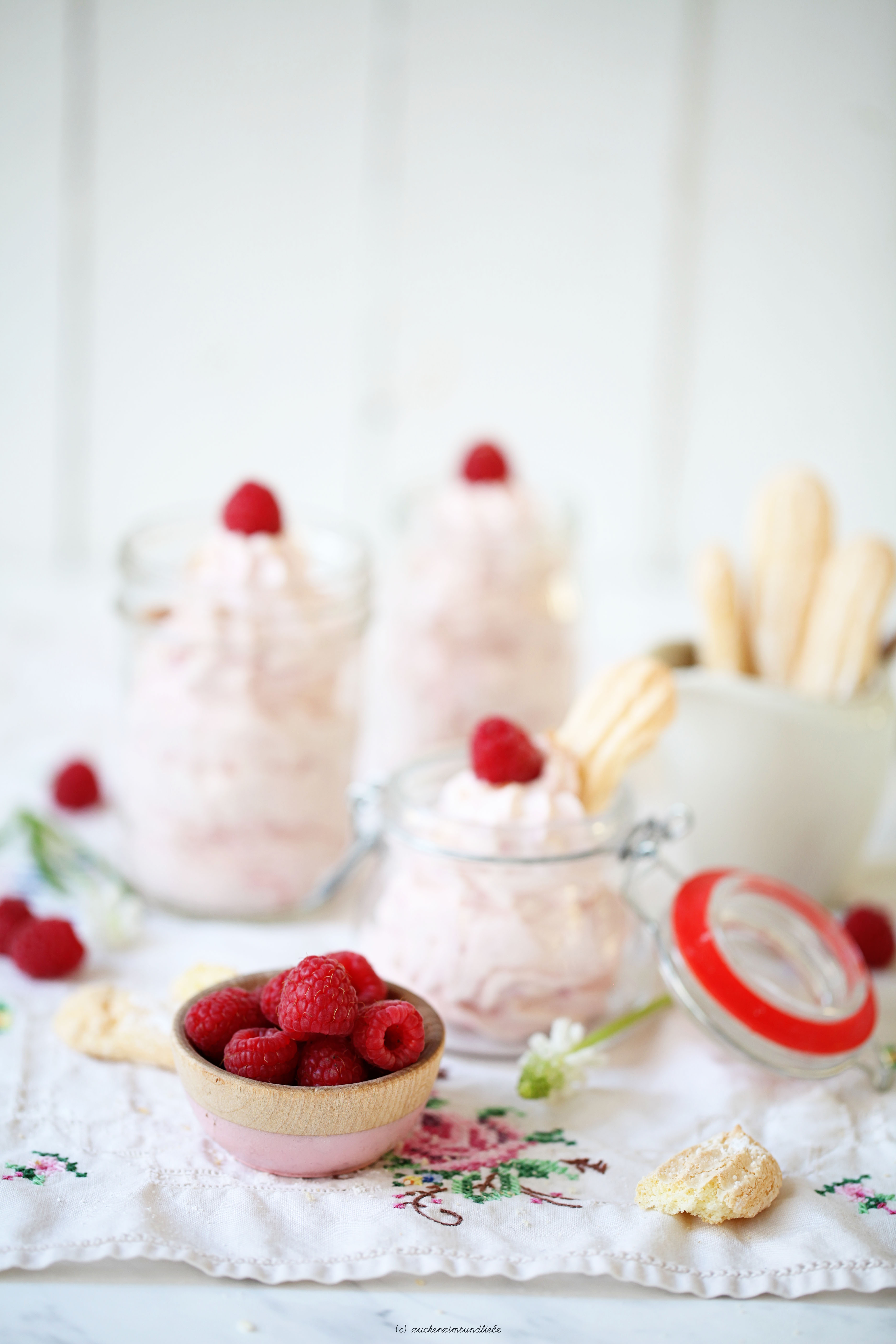 Ein Rezept für Himbeere Cheesecake Mousse mit selbstgebackenen Löffelbiskuits: Cheesecake oder Käsekuchen mal anders / “Ich backs mir”