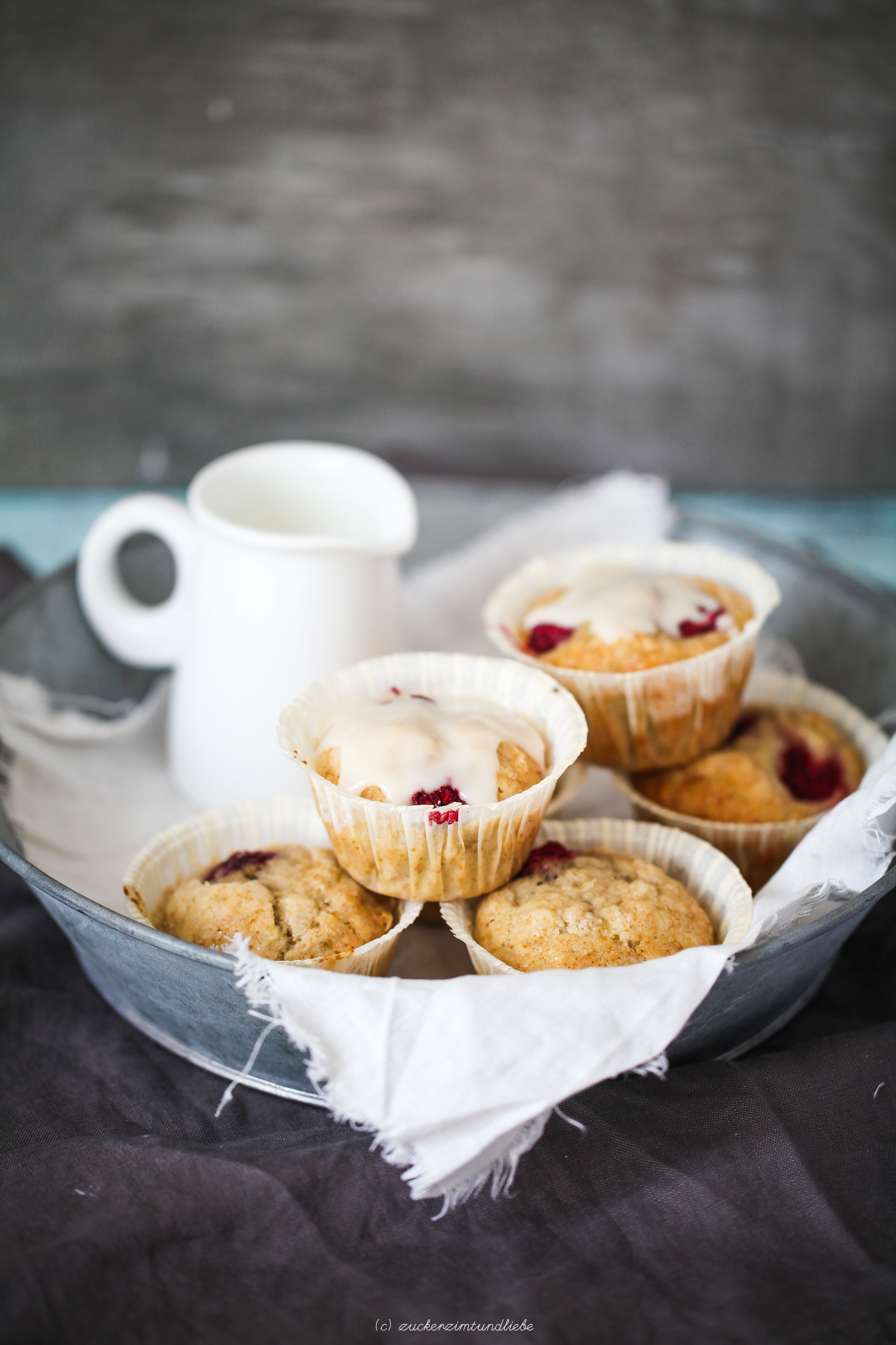 Honig Bananen Muffins mit Himbeeren und Honigglasur: ein einfaches Rezept aus dem Vorratsschrank