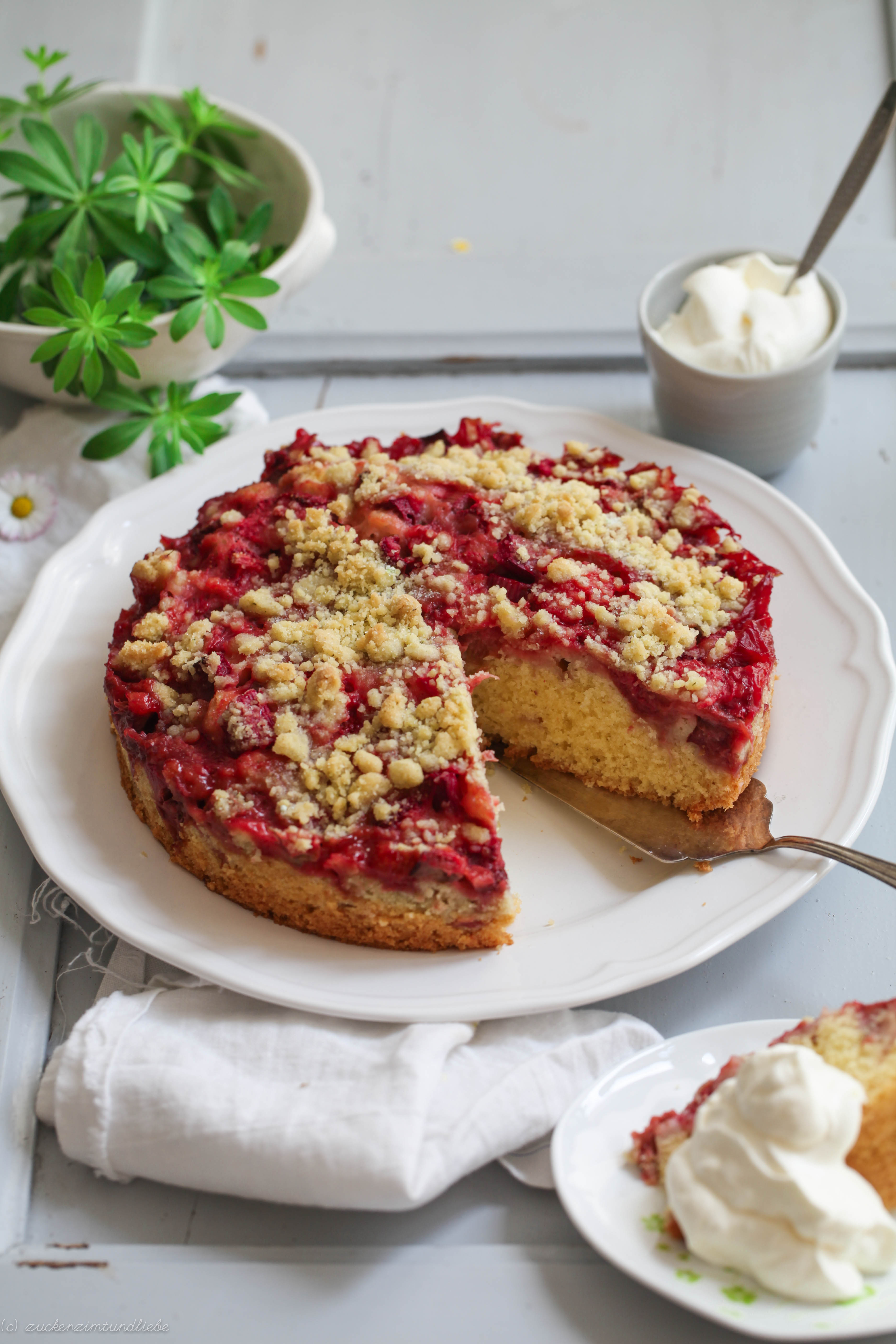 Erdbeere Rhabarber Streuselkuchen mit Waldmeisterstreuseln