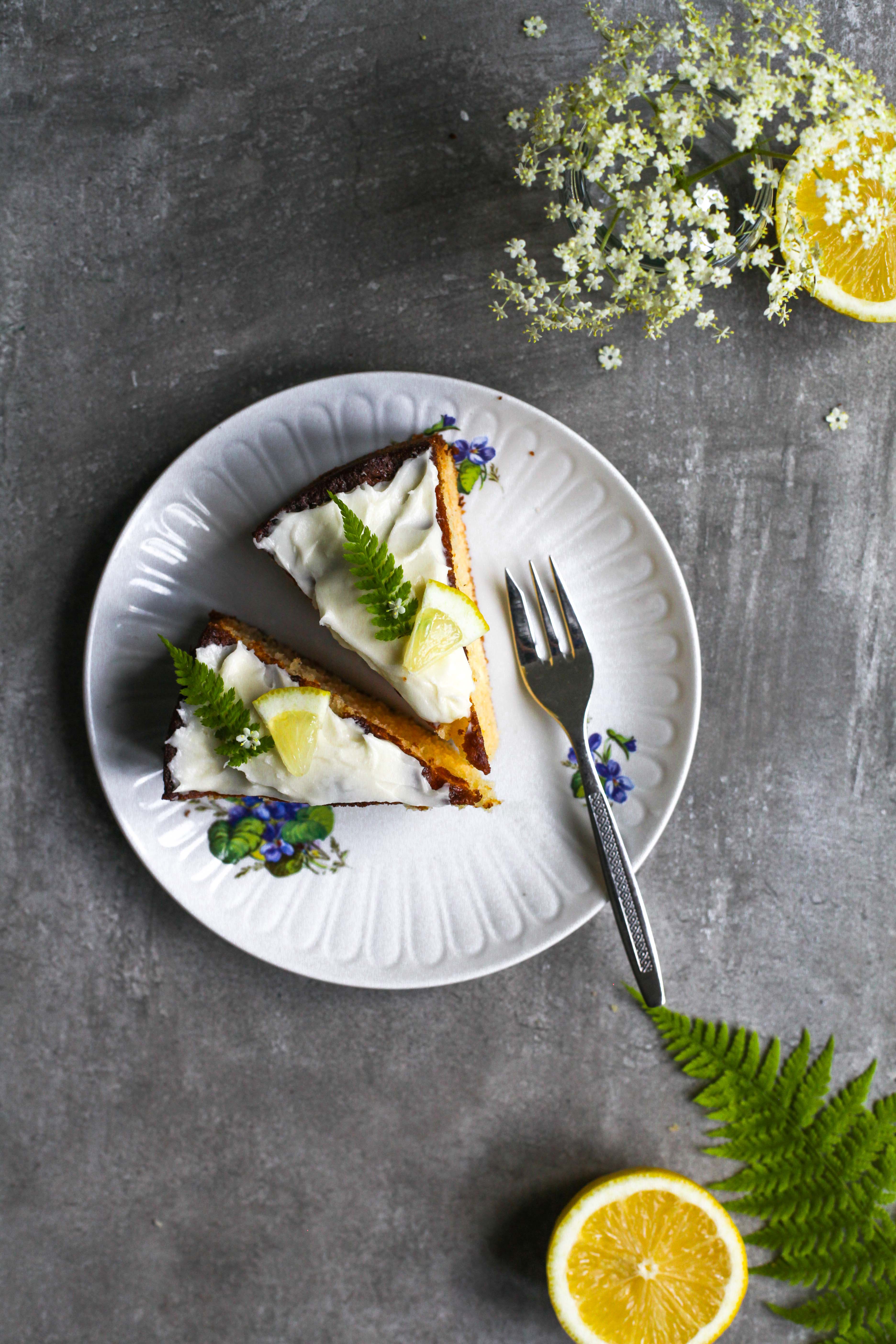 Rezept für Holunderkuchen Holunderblütensirup Backrezept Sommerkuchen Zitronenkuchen zuckerzimtundliebe einfach
